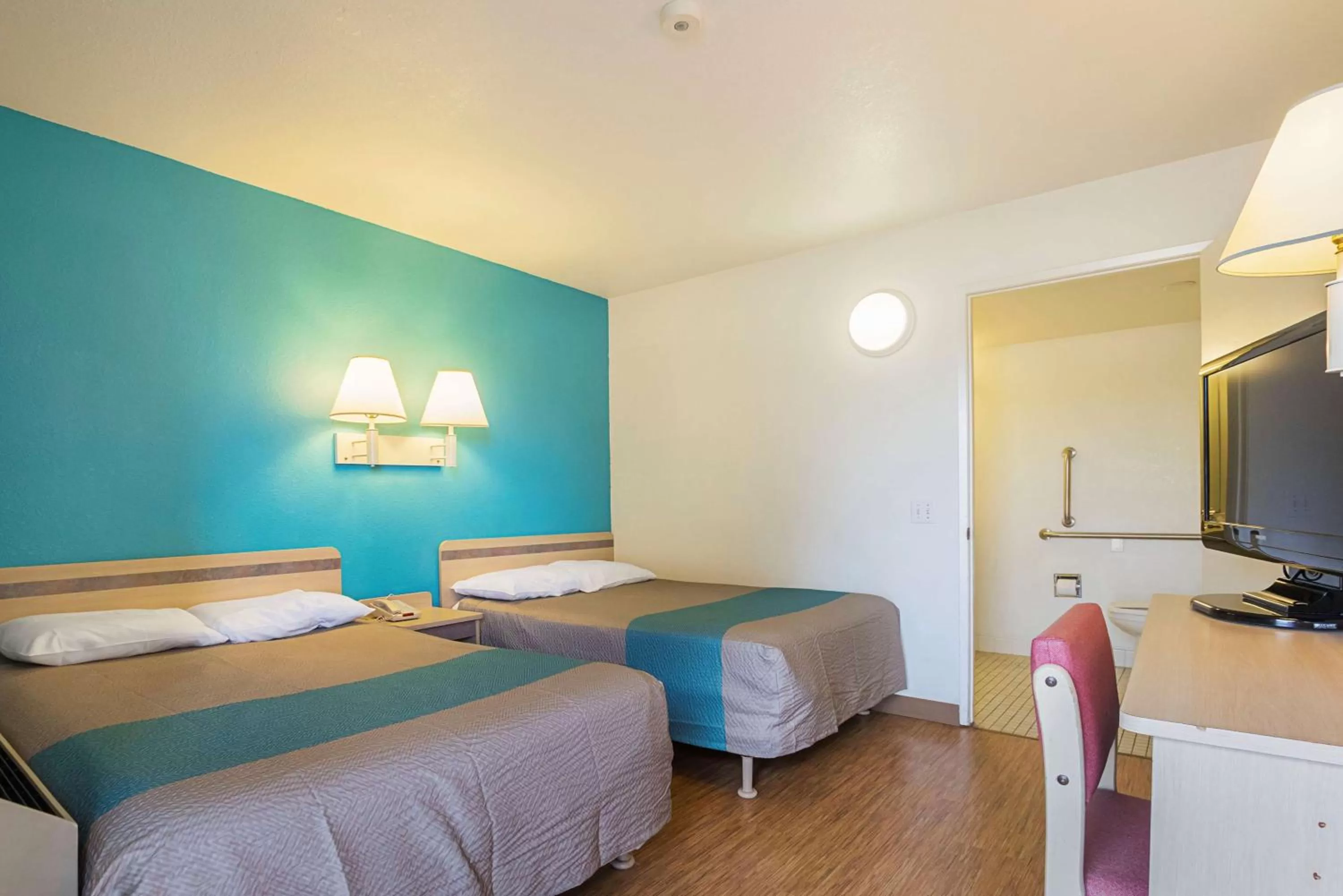 TV and multimedia, Bed in Motel 6-Rochester, MN