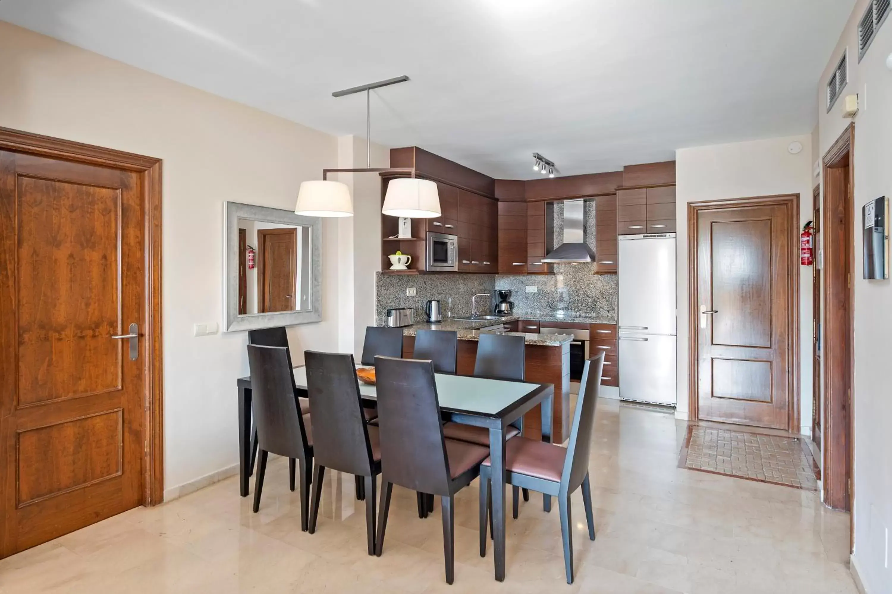 Kitchen or kitchenette, Dining Area in Wyndham Grand Residences Costa del Sol