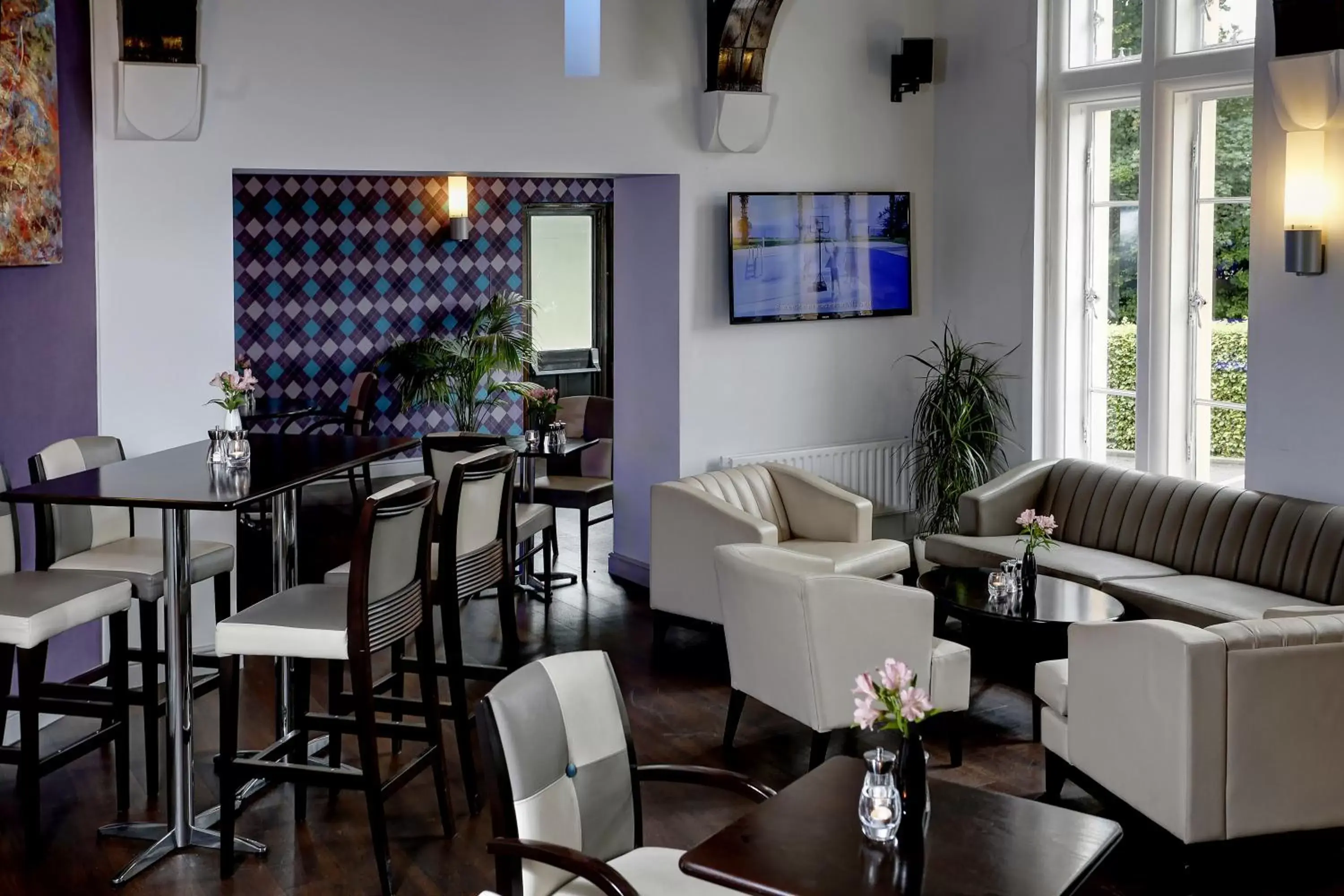 Lounge or bar, Restaurant/Places to Eat in The Birch Hotel