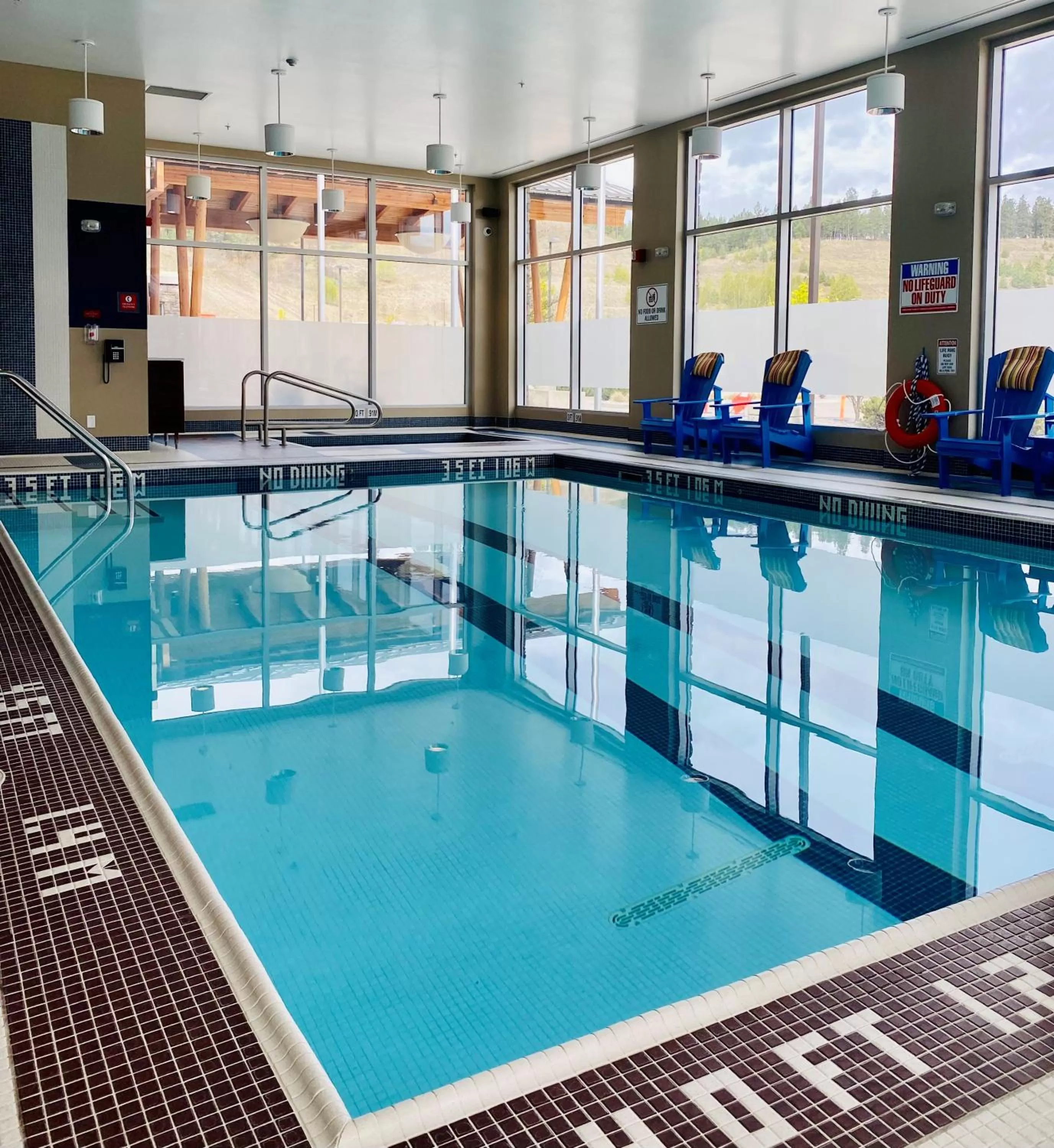 Swimming pool in Four Points by Sheraton Kelowna Airport