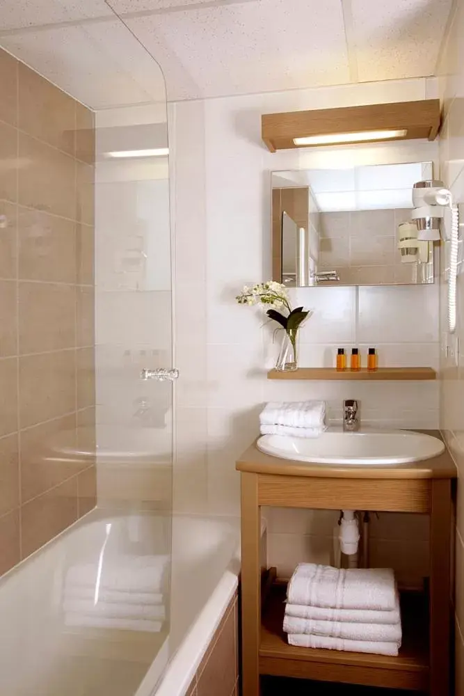 Bathroom in Terres de France - Appart'Hotel Quimper Bretagne