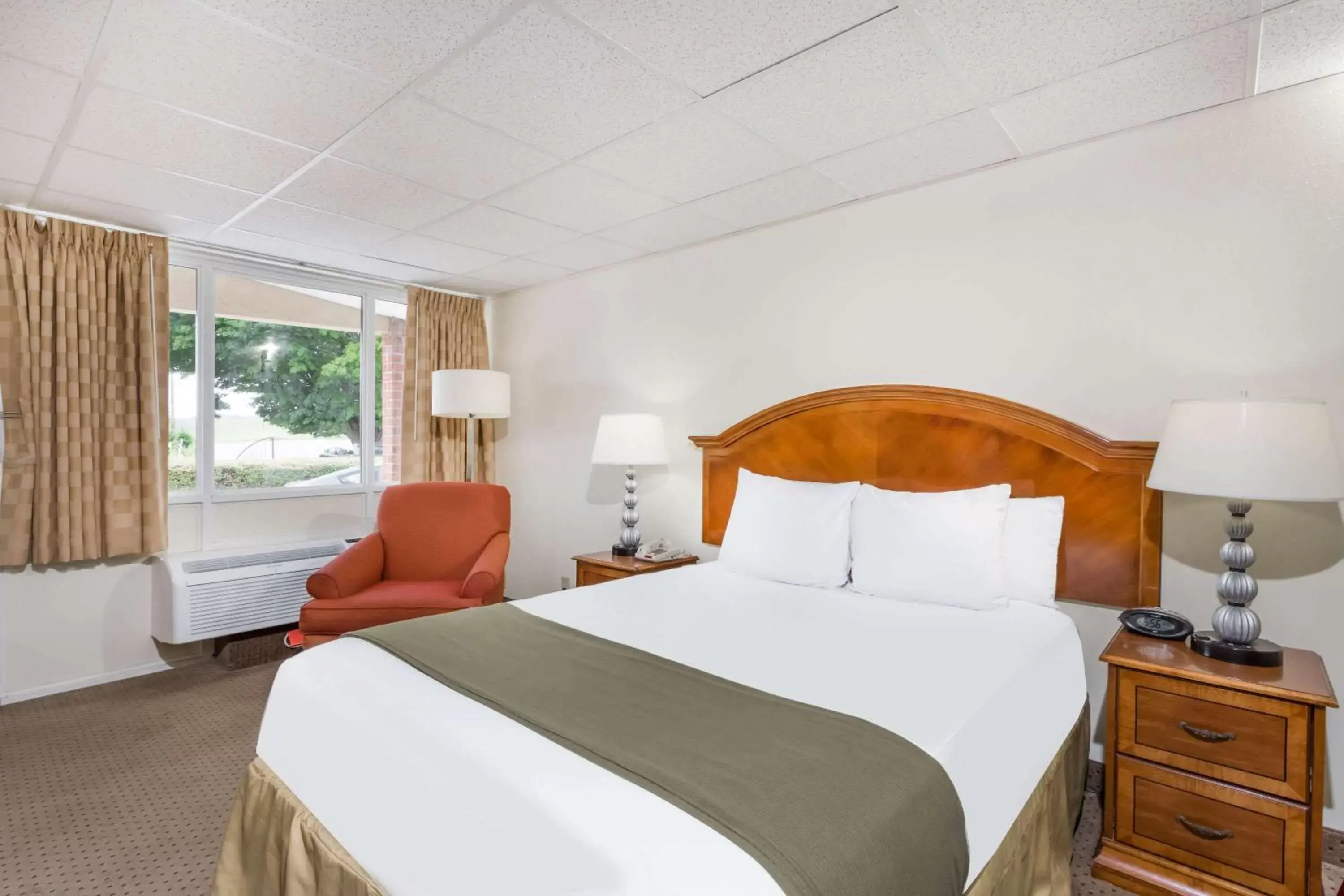 Photo of the whole room, Bed in Days Inn by Wyndham Bedford