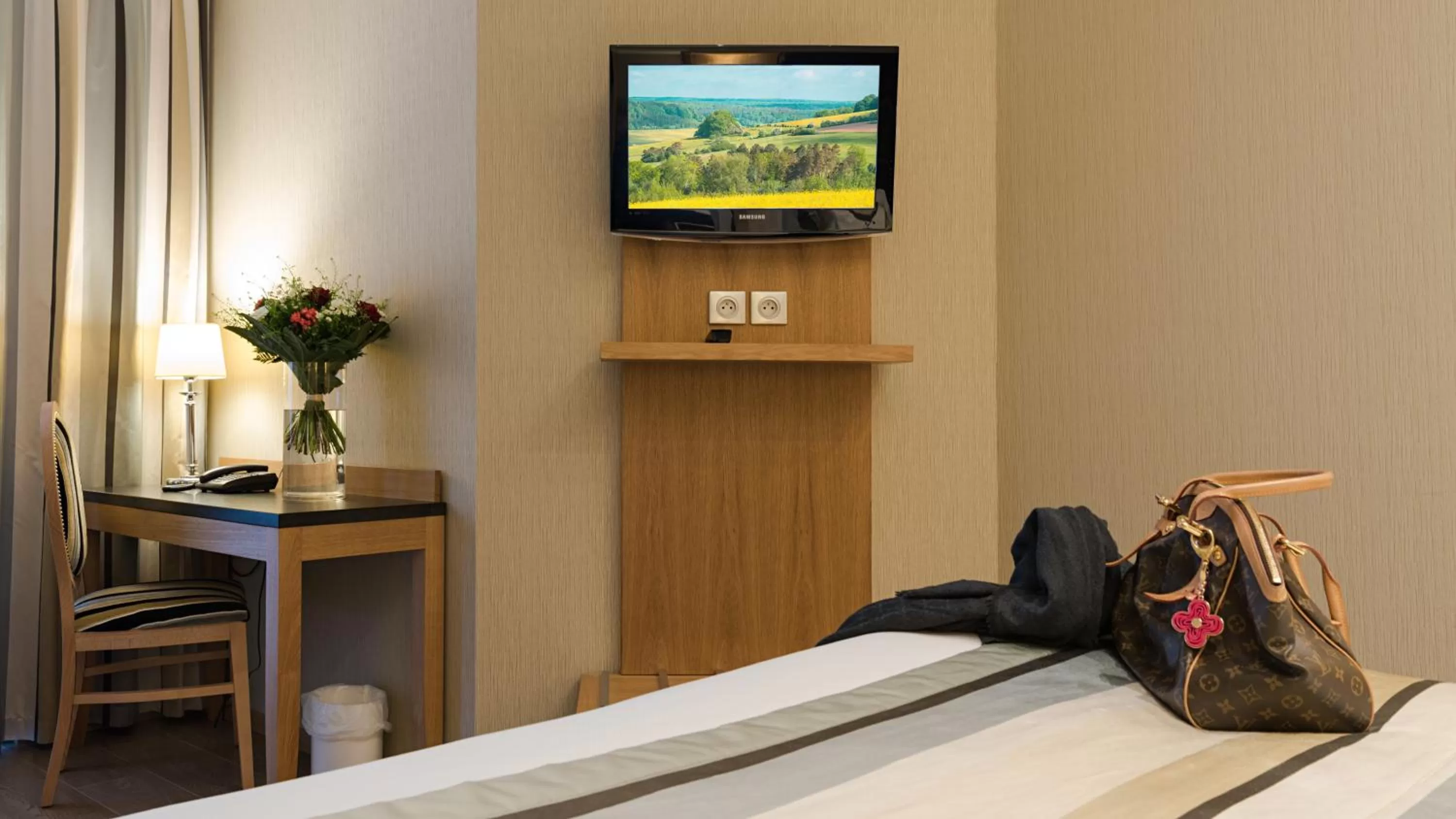 TV and multimedia, Bed in Hotel Bristol