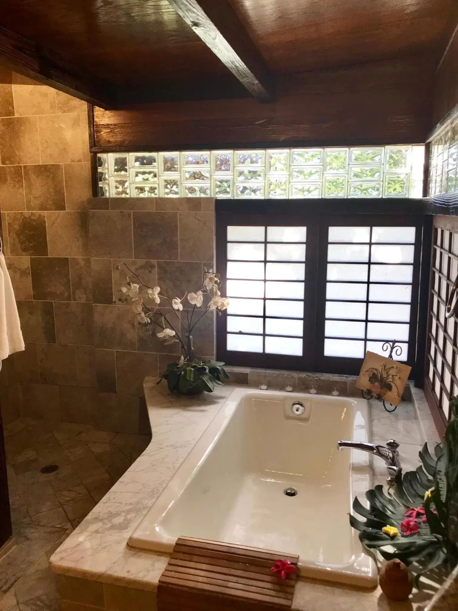 Bathroom in Hale Maluhia Country Inn