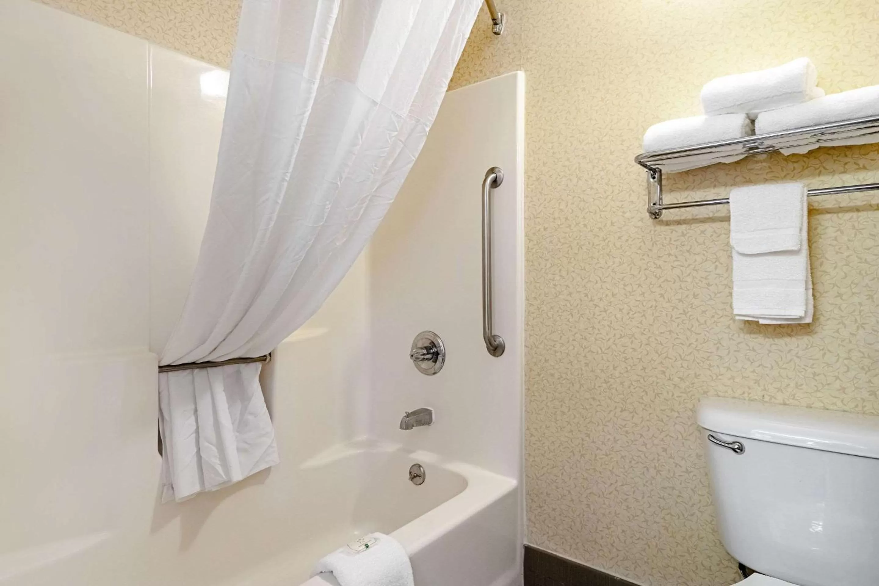Bathroom in Quality Suites San Antonio Northeast