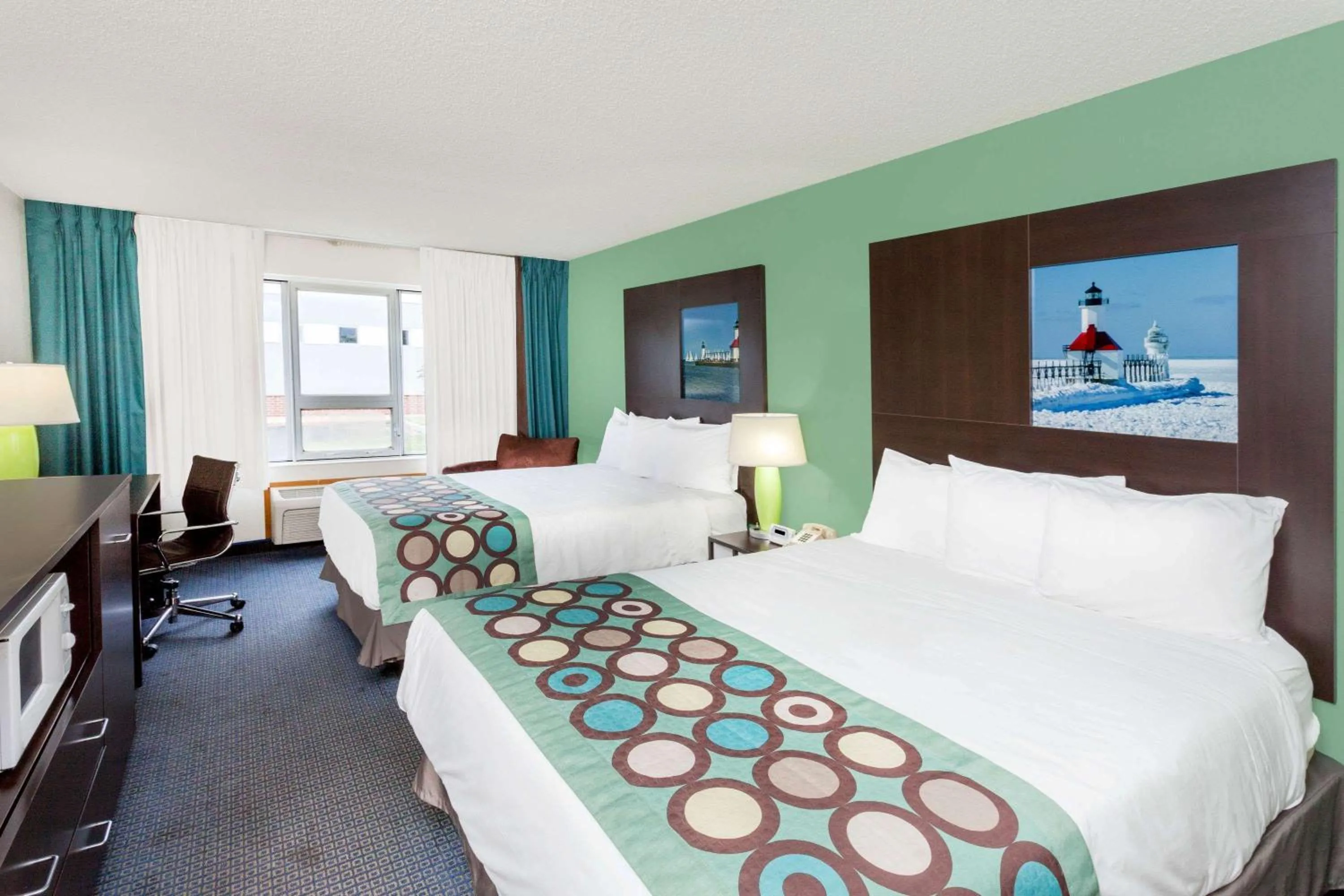 Photo of the whole room in Super 8 by Wyndham Stevensville St Joseph