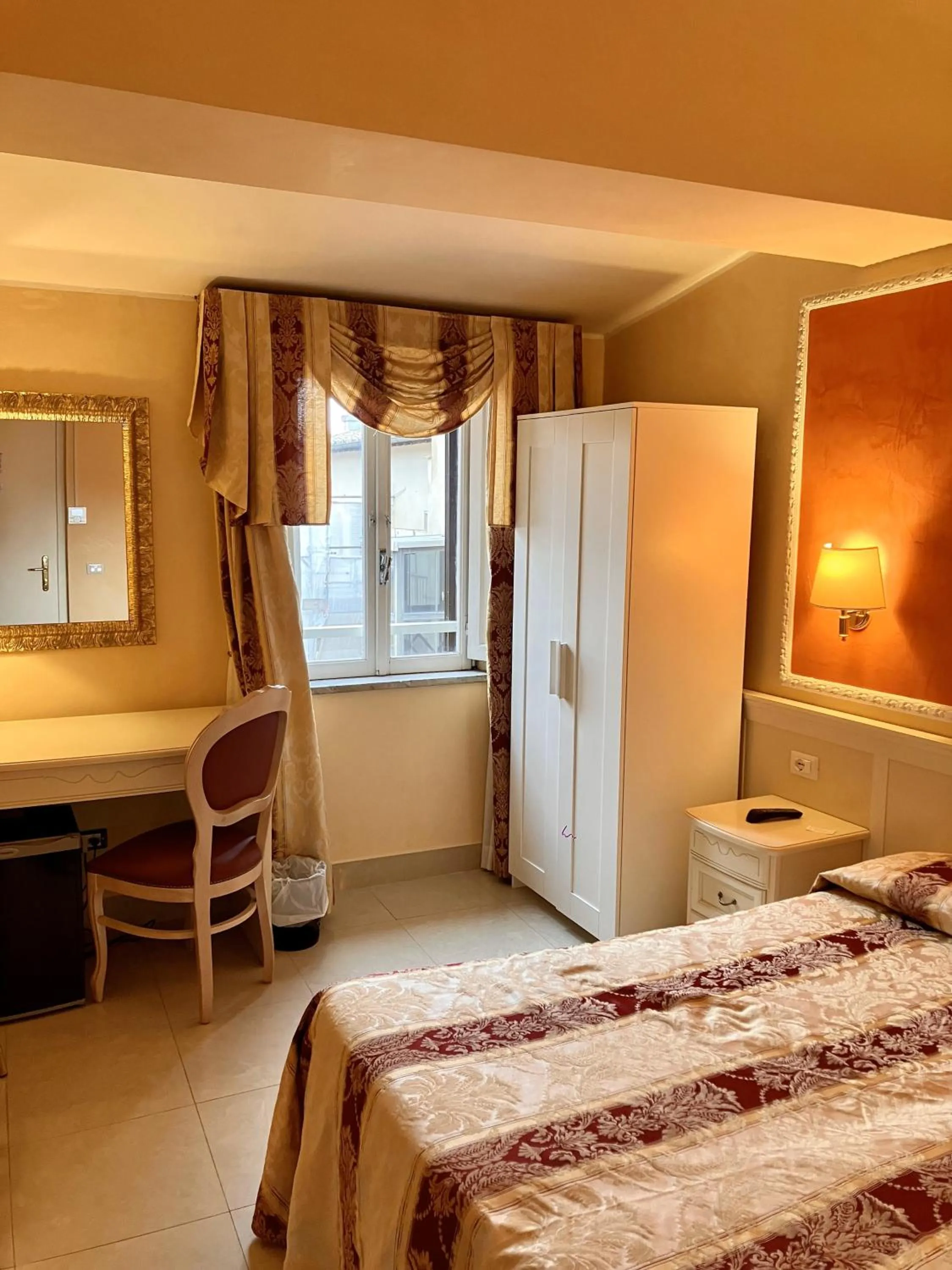 View (from property/room), Bed in Hotel Erdarelli