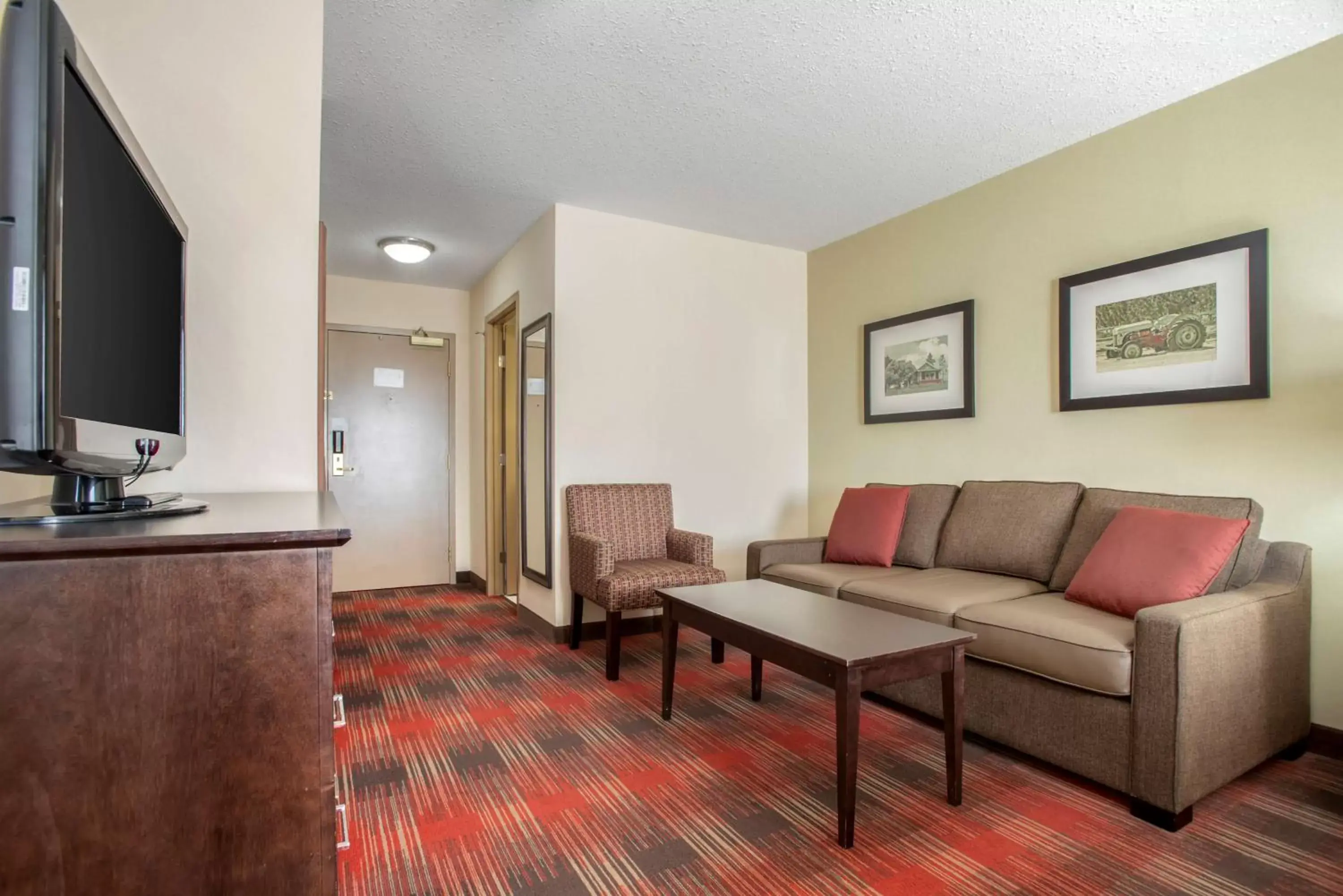 Bedroom, Seating Area in Best Western Plus Red Deer Inn & Suite