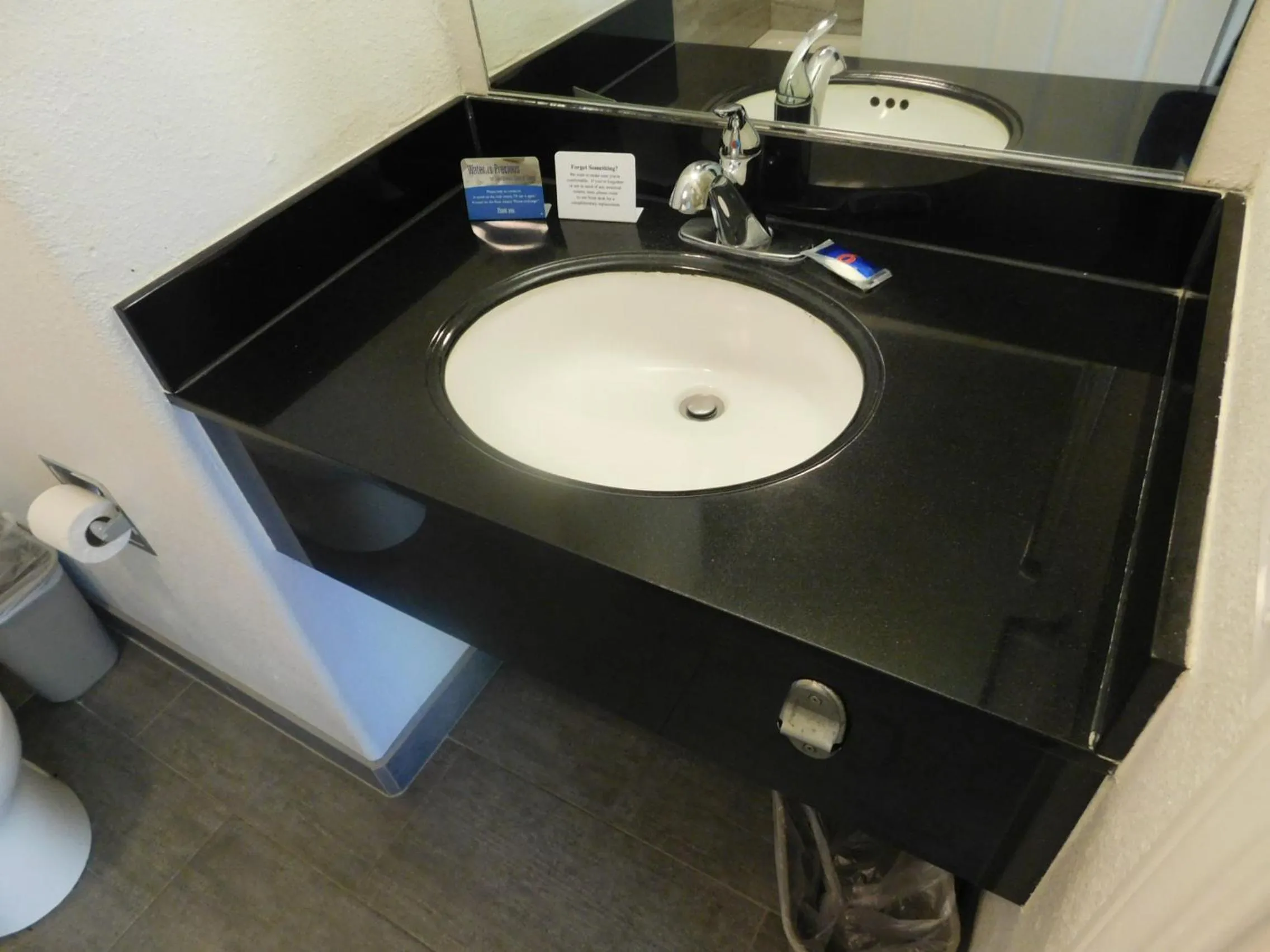 Toilet in Fisherman's Cove Inn