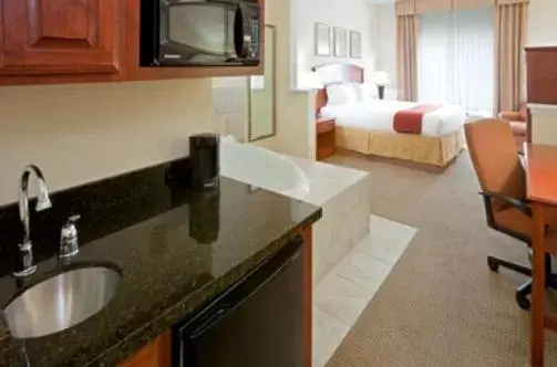 Photo of the whole room, Kitchen/Kitchenette in Holiday Inn Express Hotel & Suites Decatur, TX, an IHG Hotel