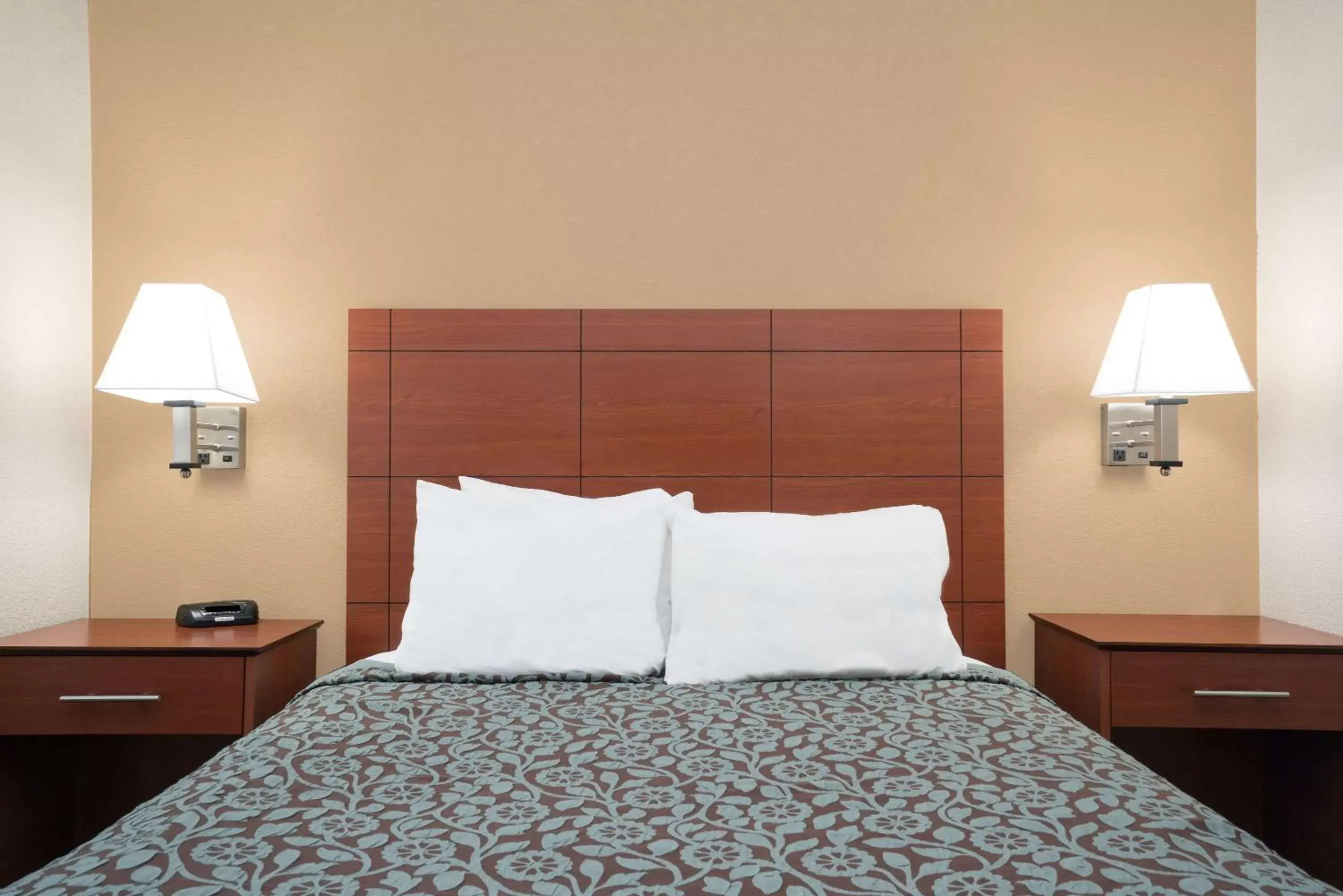 Photo of the whole room, Bed in Days Inn by Wyndham Mankato