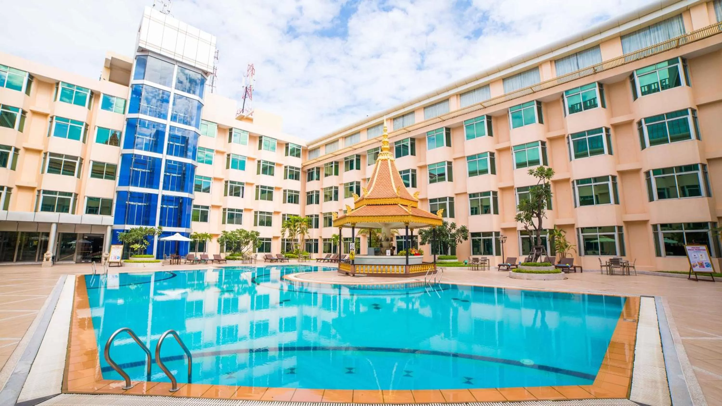 Swimming pool, Property Building in Phnom Penh Hotel