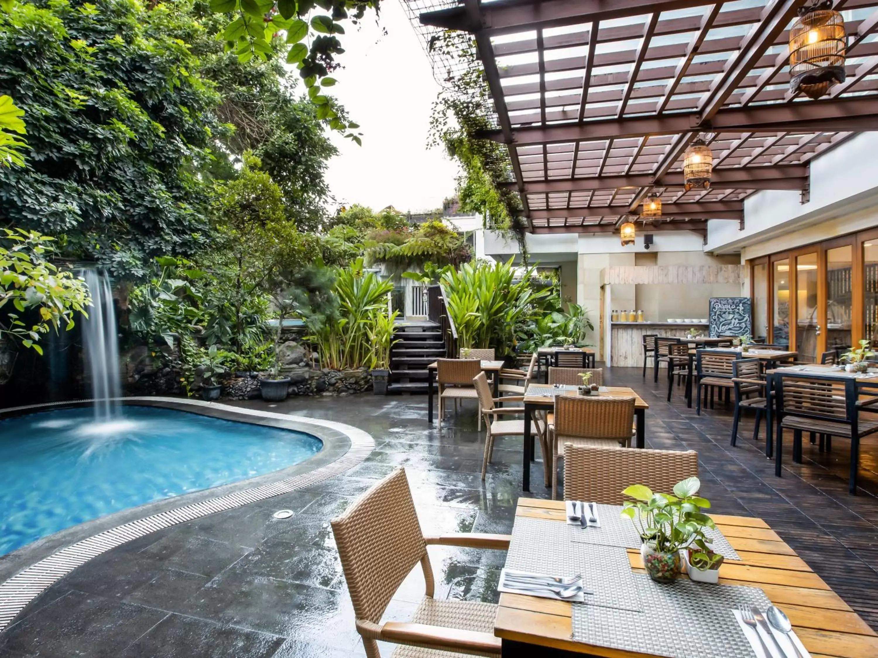 Swimming pool, Restaurant/Places to Eat in Jambuluwuk Malioboro Hotel Yogyakarta