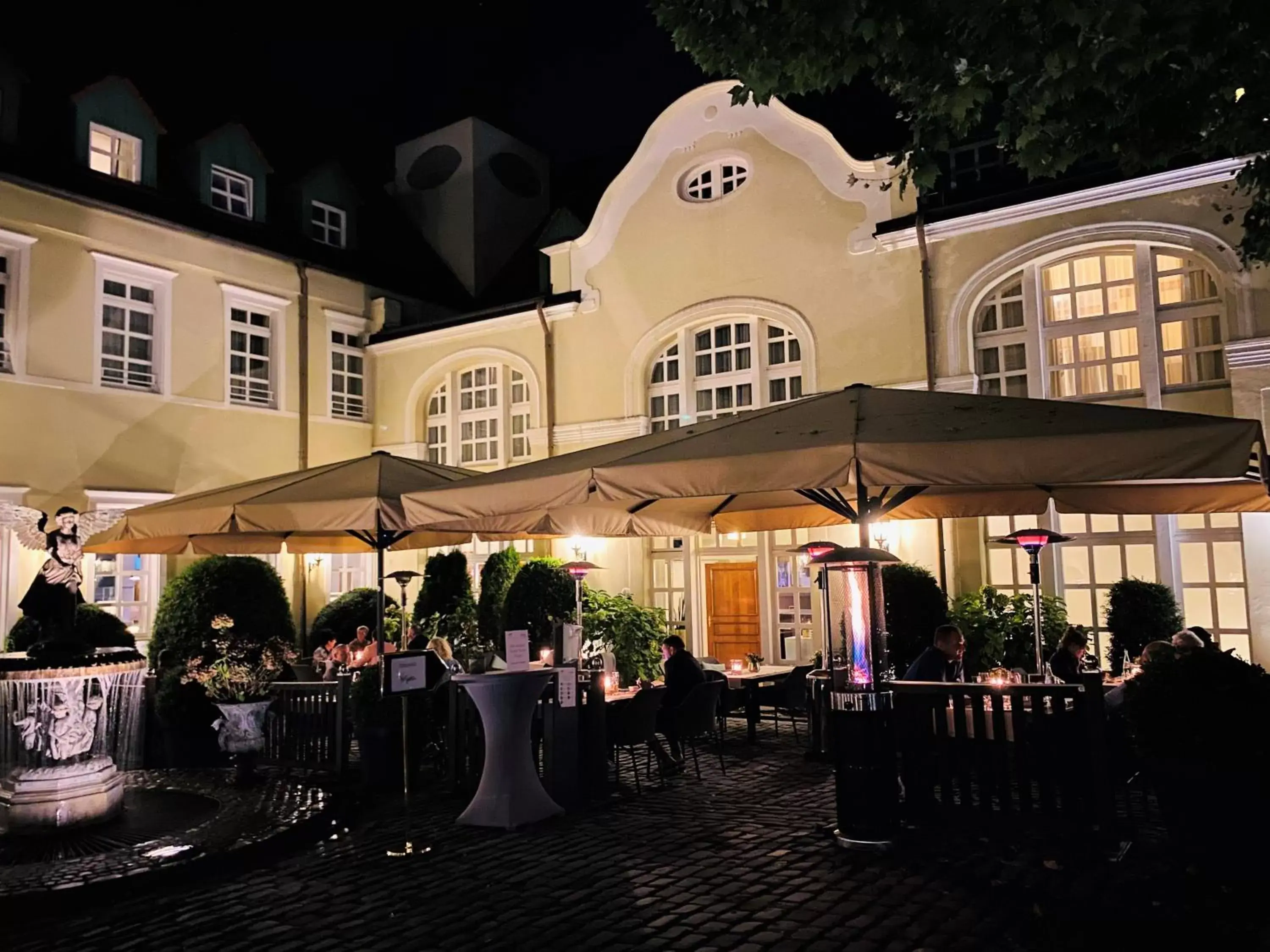 Patio, Restaurant/Places to Eat in Parkhotel Engelsburg - 4 Sterne Superior