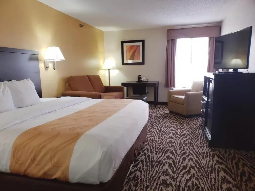 Bed in Quality Inn & Suites Clemmons I-40