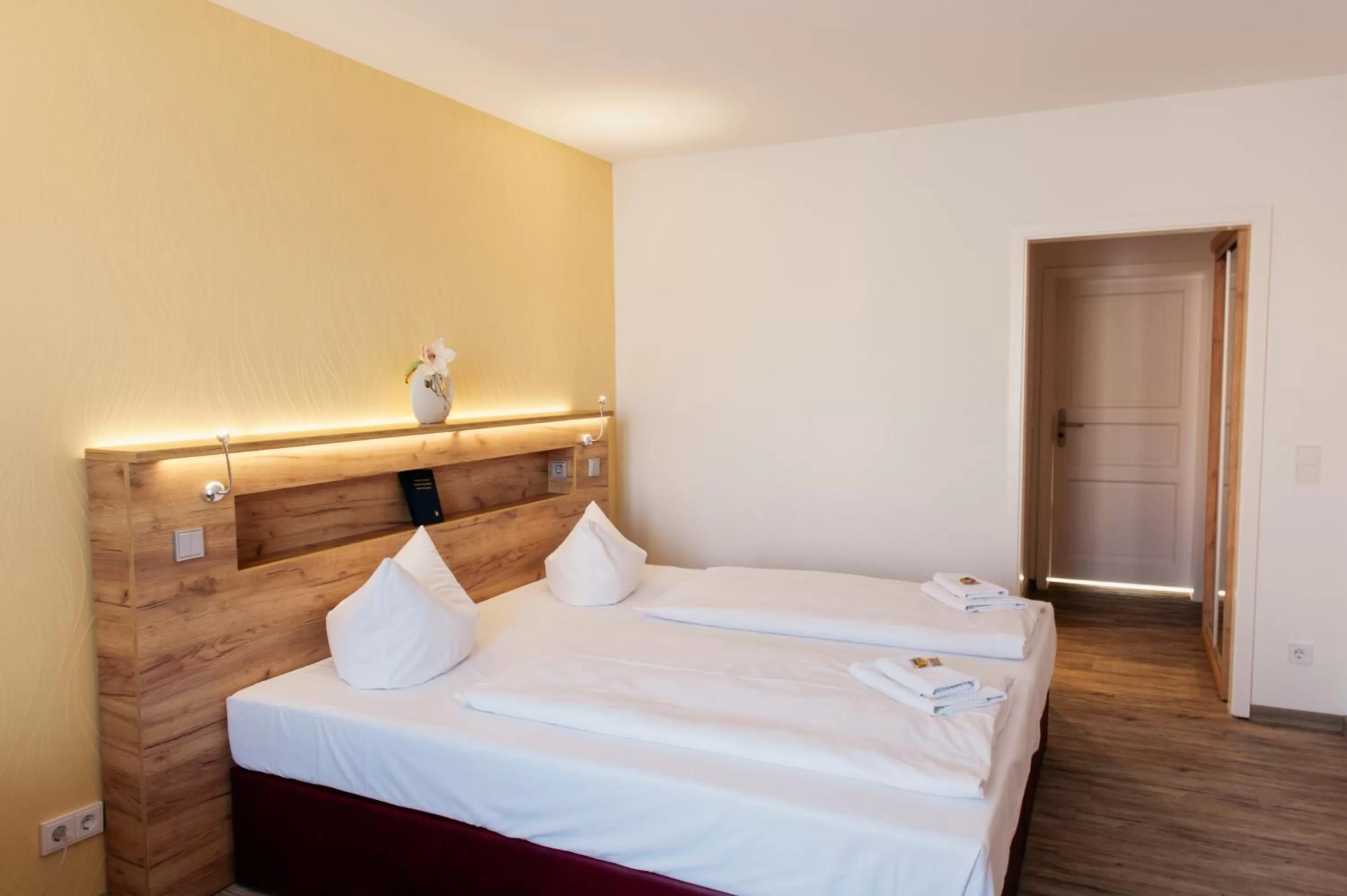 Photo of the whole room, Bed in Hotel & Restaurant "Deutscher Kaiser"