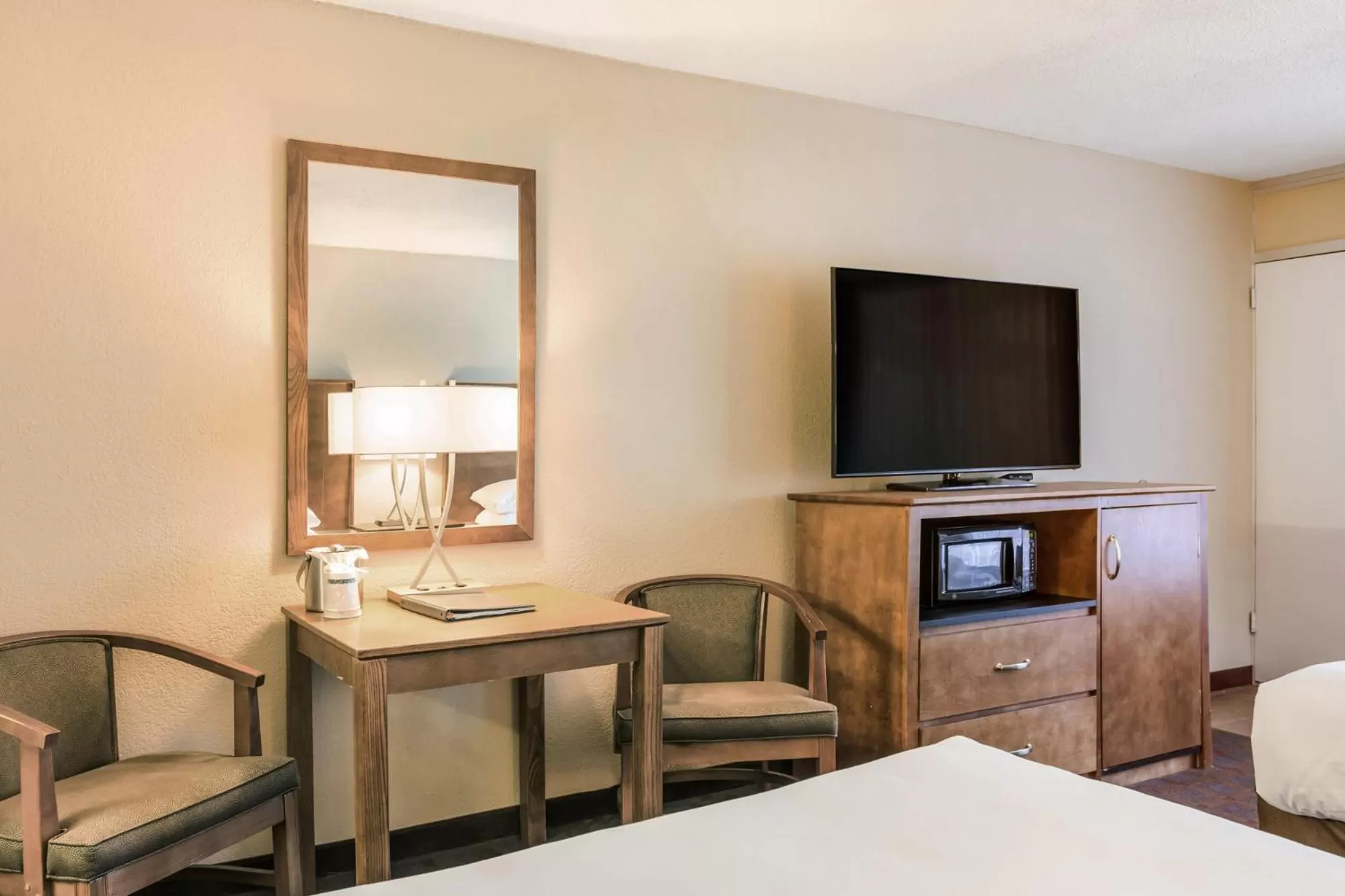 Bedroom, TV/Entertainment Center in Red Lion Inn & Suites Branson