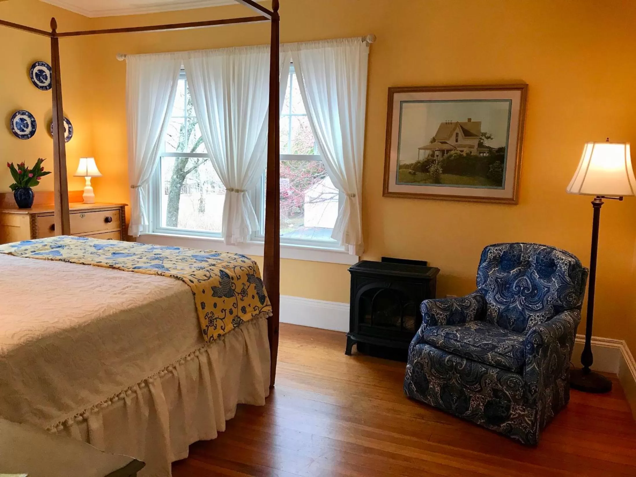 Bed in The Belmont Inn