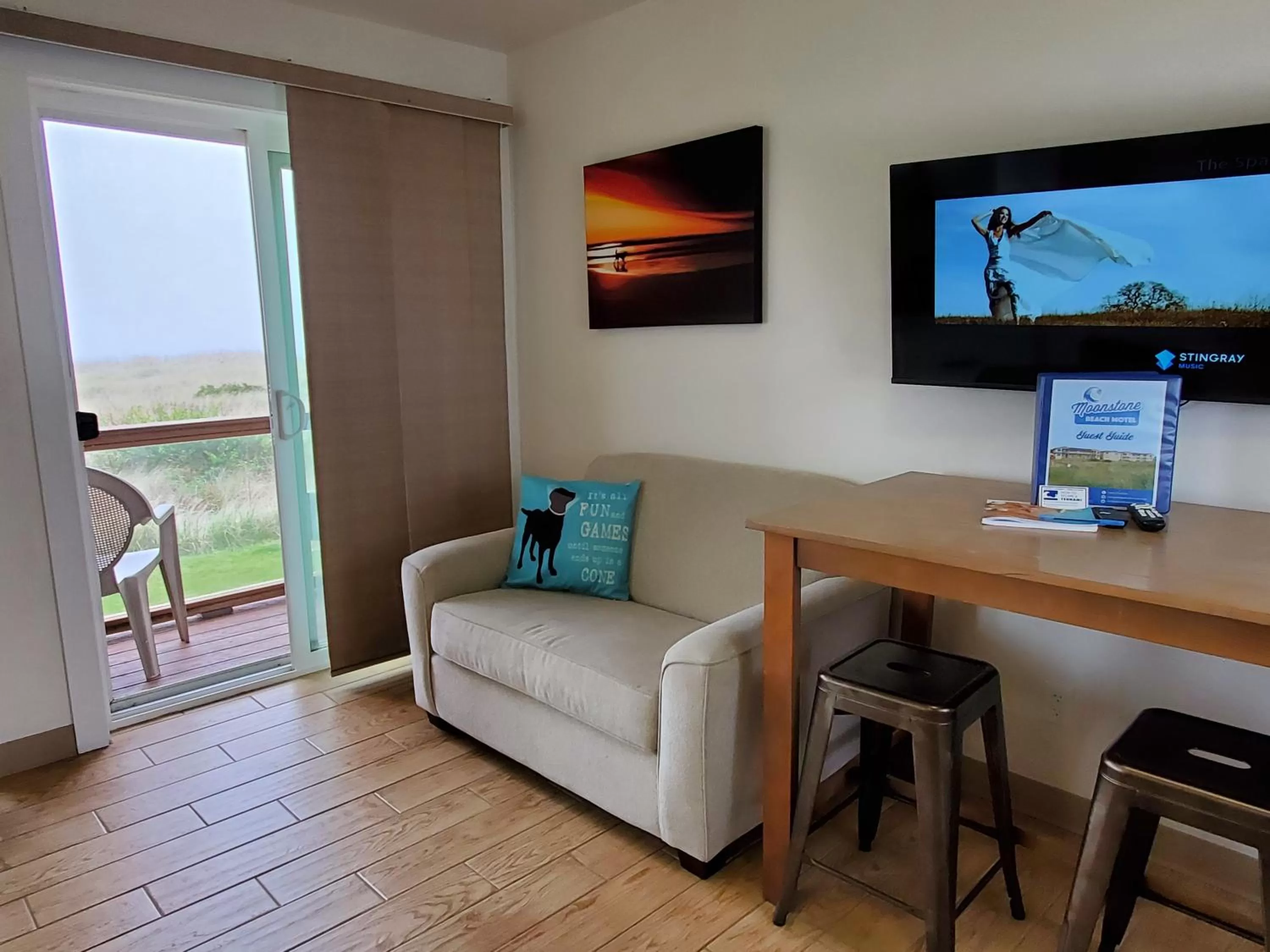 Natural landscape, TV/Entertainment Center in Moonstone Beach Motel