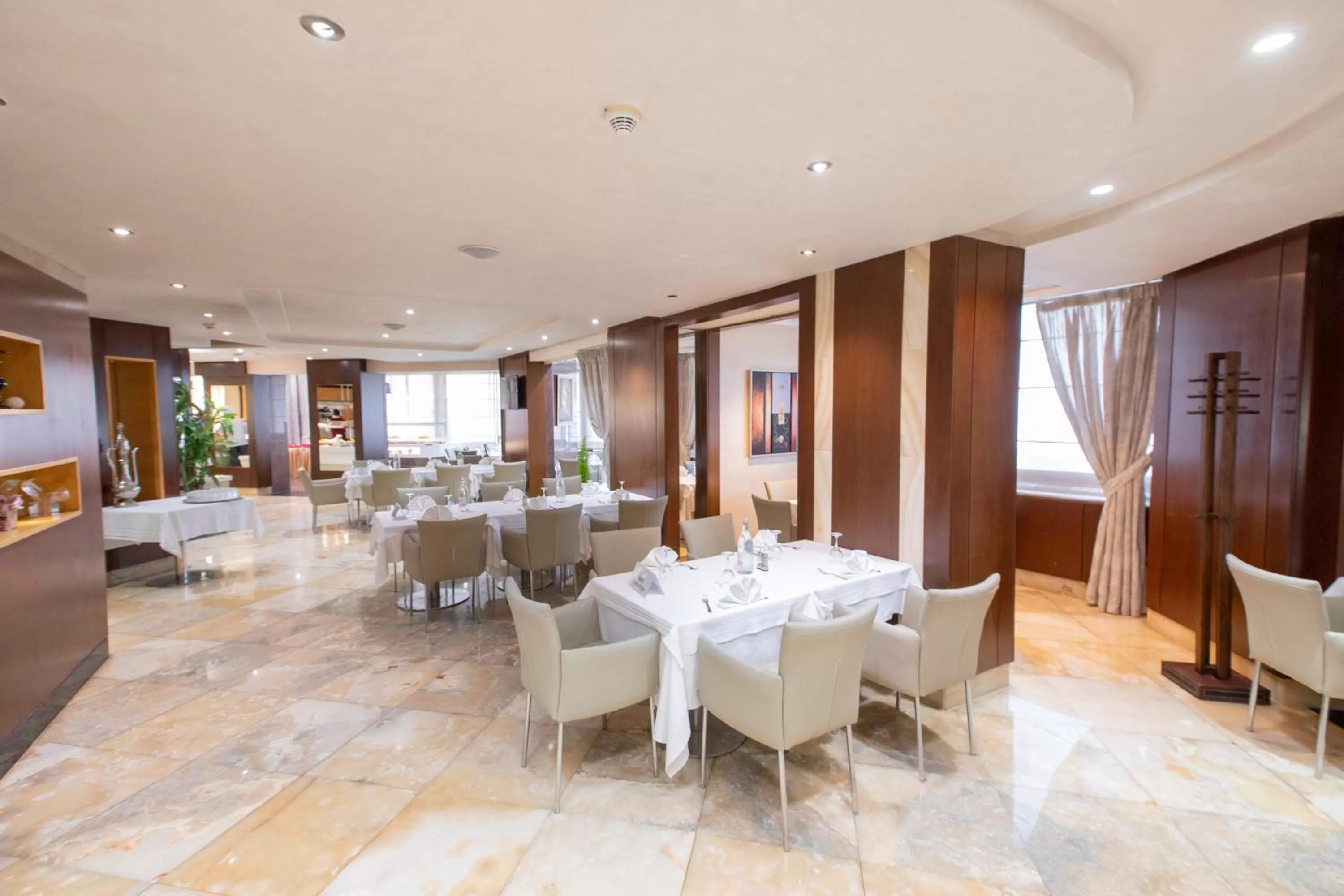 Restaurant/places to eat in The Penthouse Suites Hotel