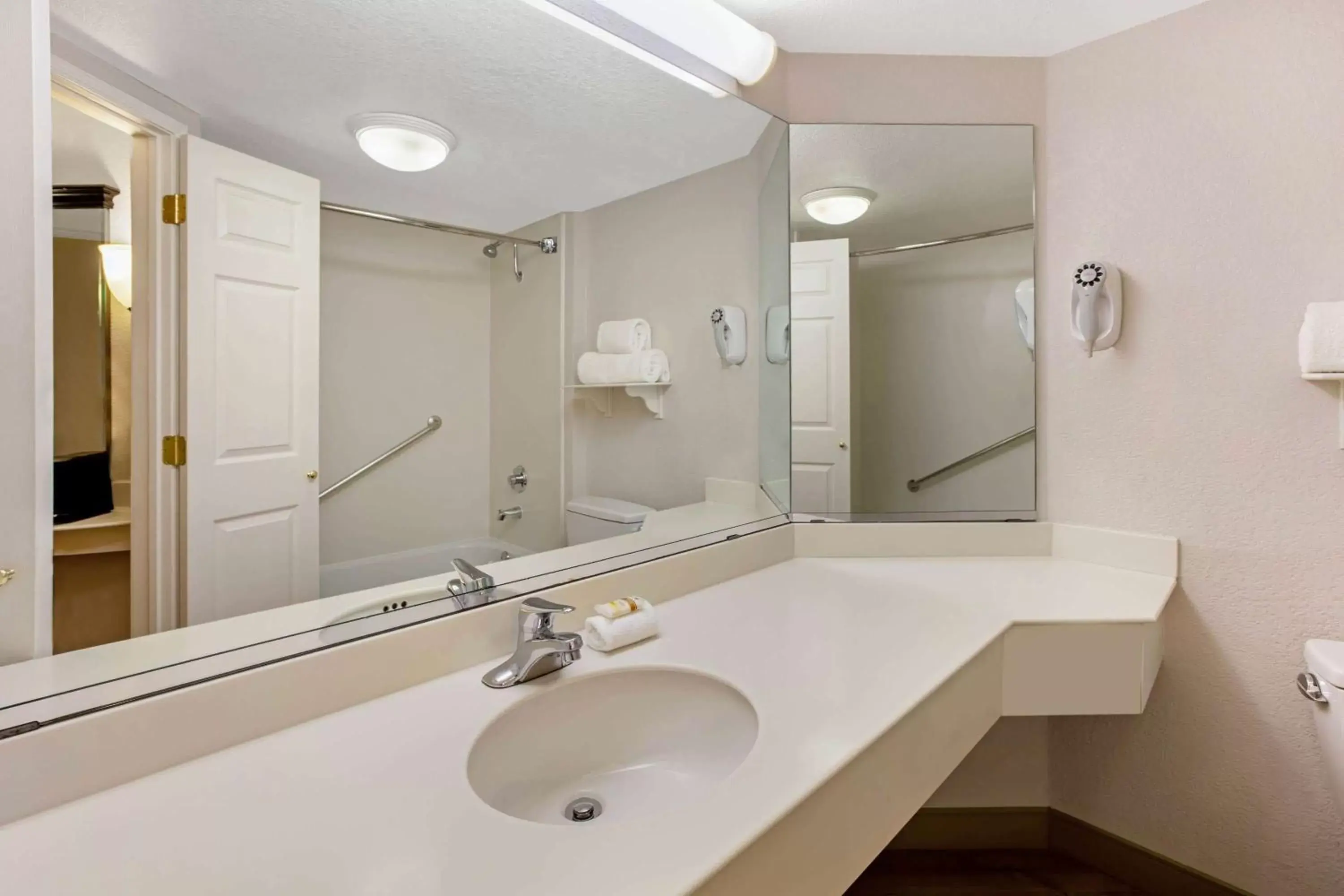 Bathroom in La Quinta by Wyndham Dallas DFW Airport North