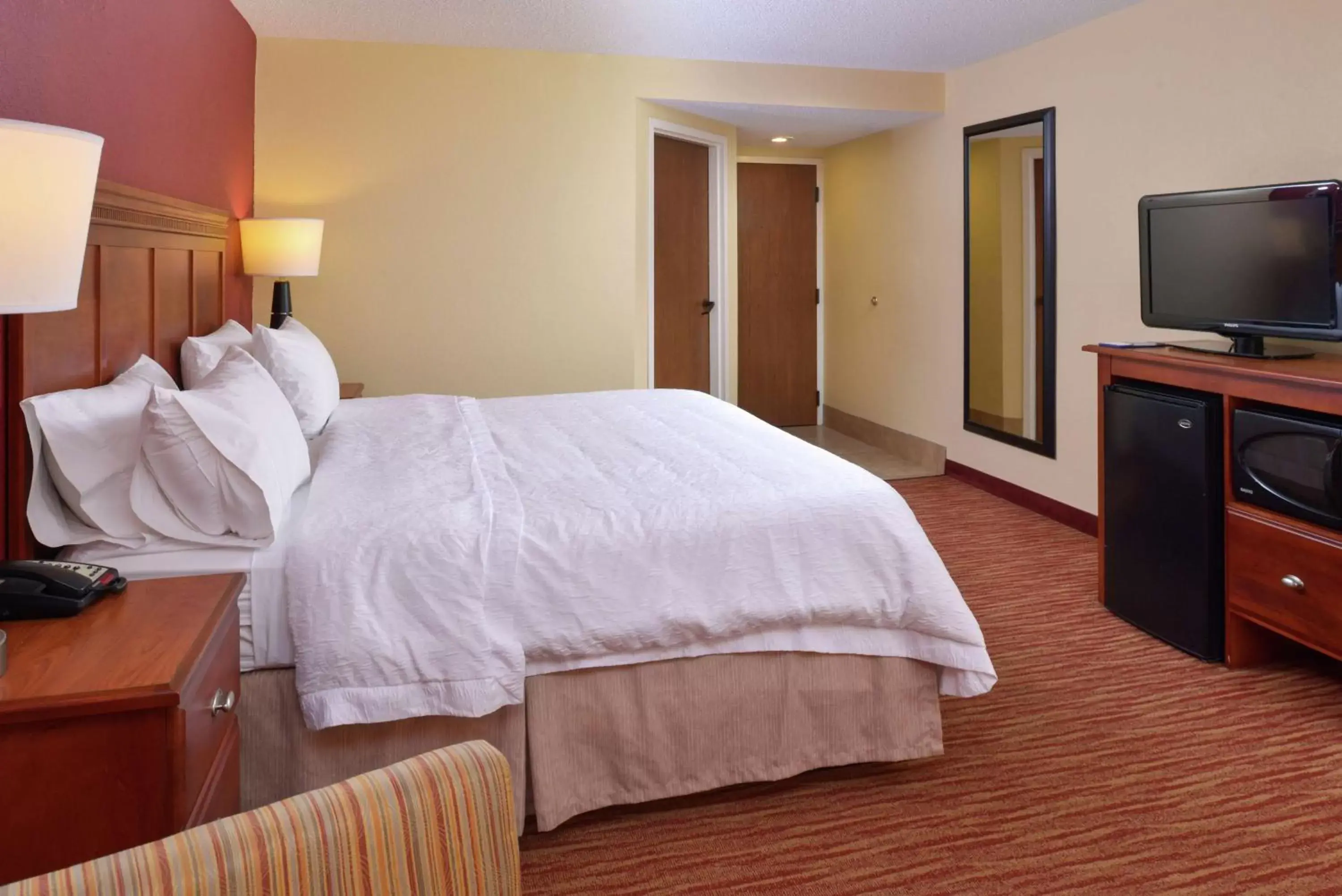 Bedroom, Bed in Hampton Inn Columbus-East