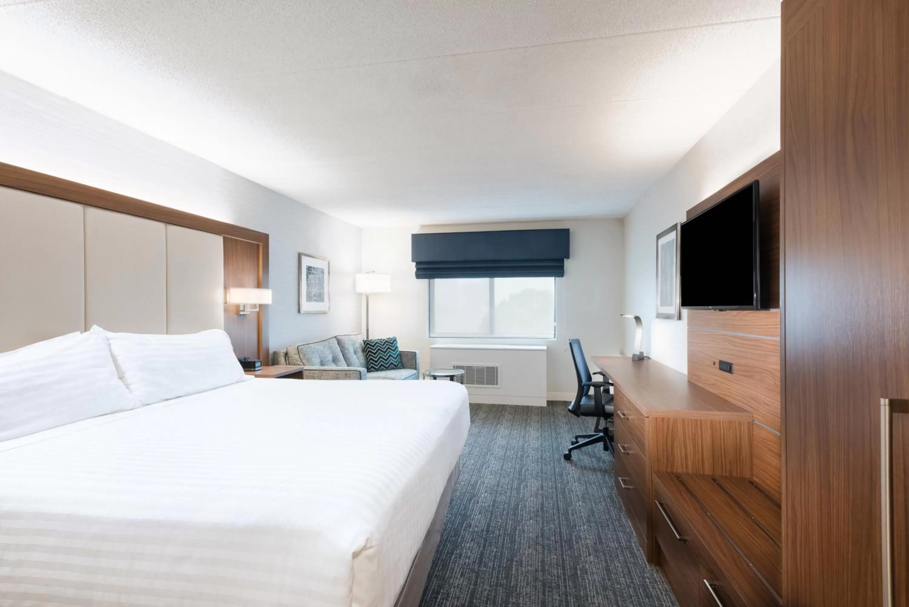 Bed in Holiday Inn Express Boston-Waltham by IHG