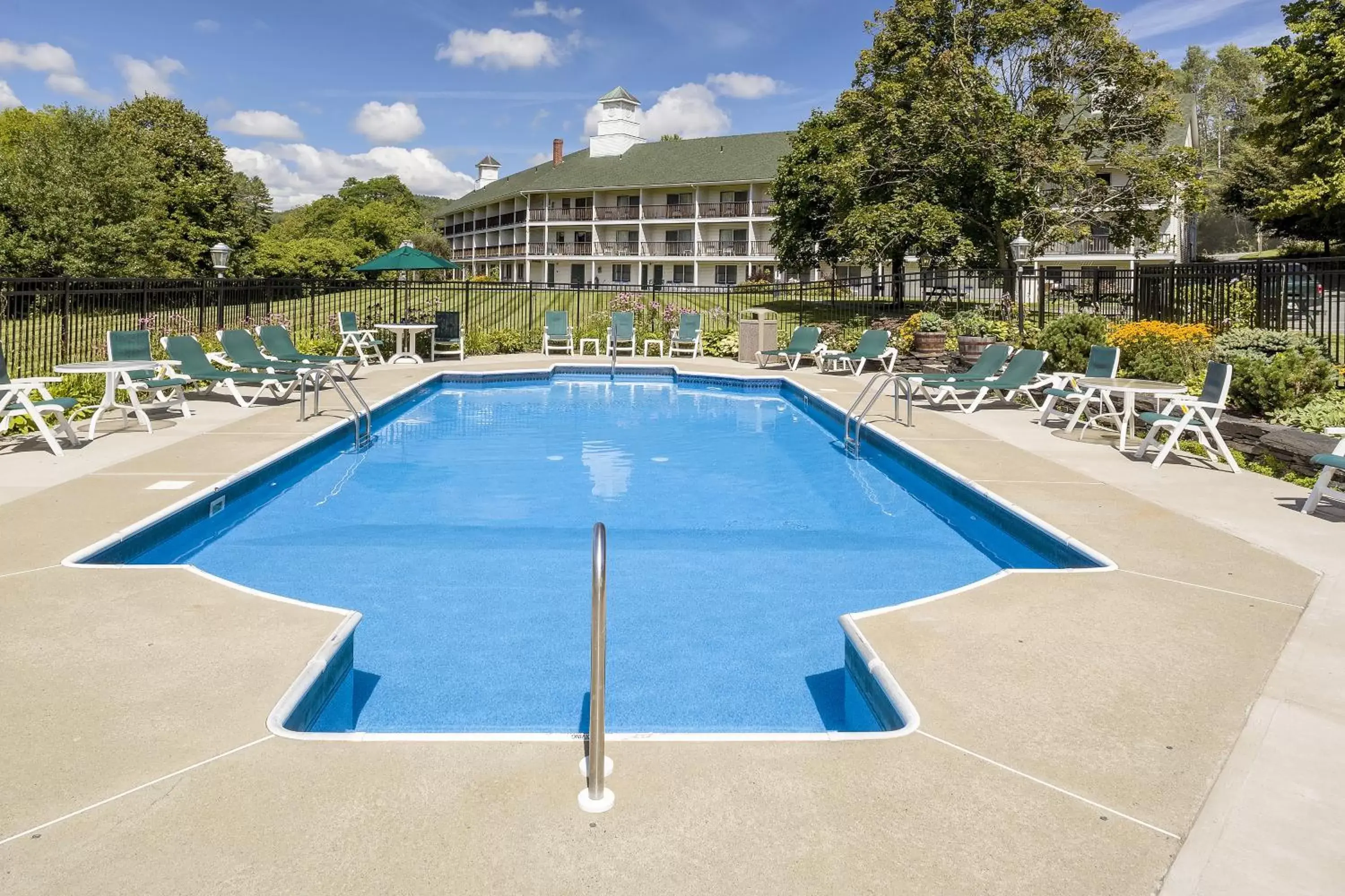 Swimming Pool in Fairbanks Inn