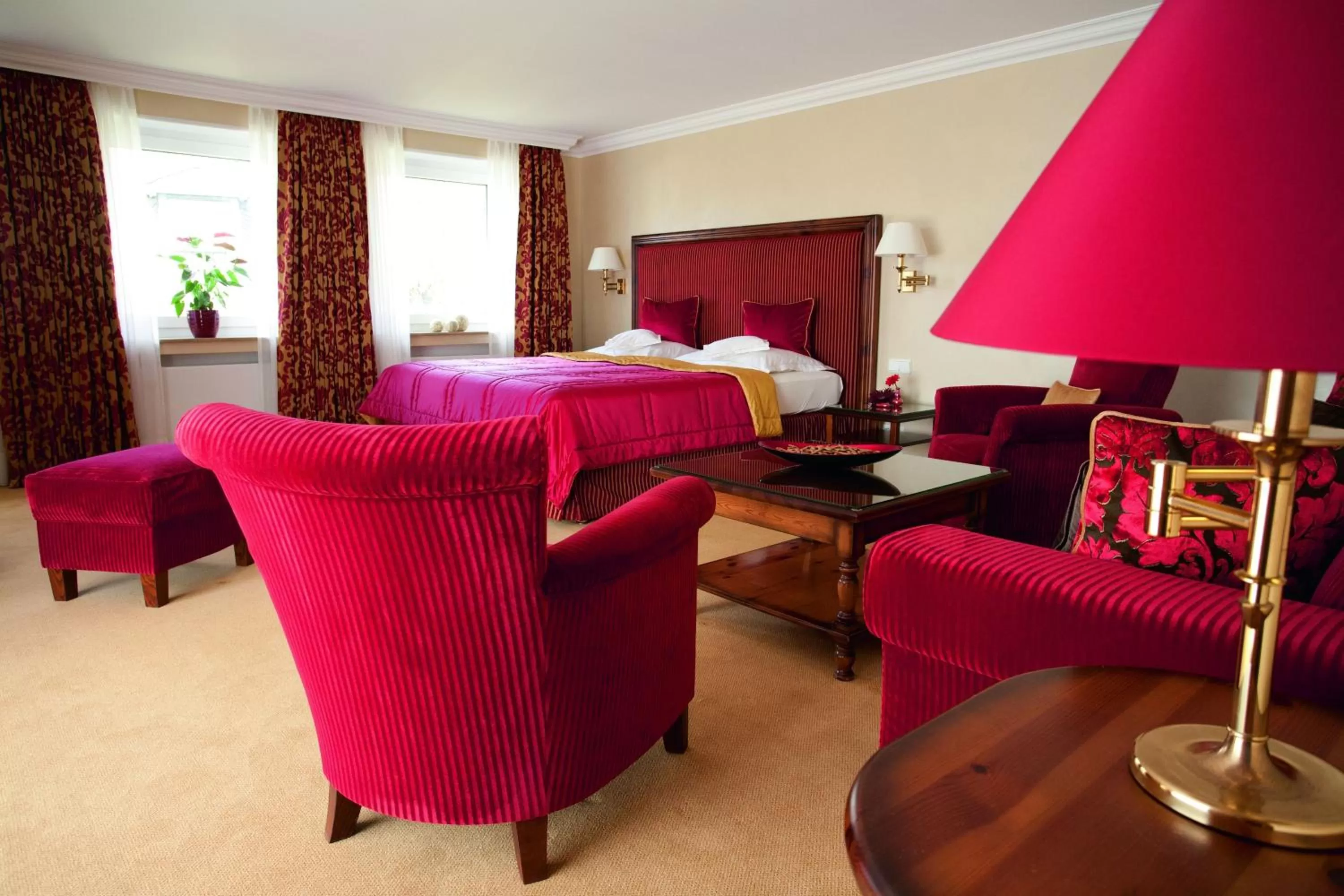 Seating area, Bed in Romantik Berghotel Astenkrone