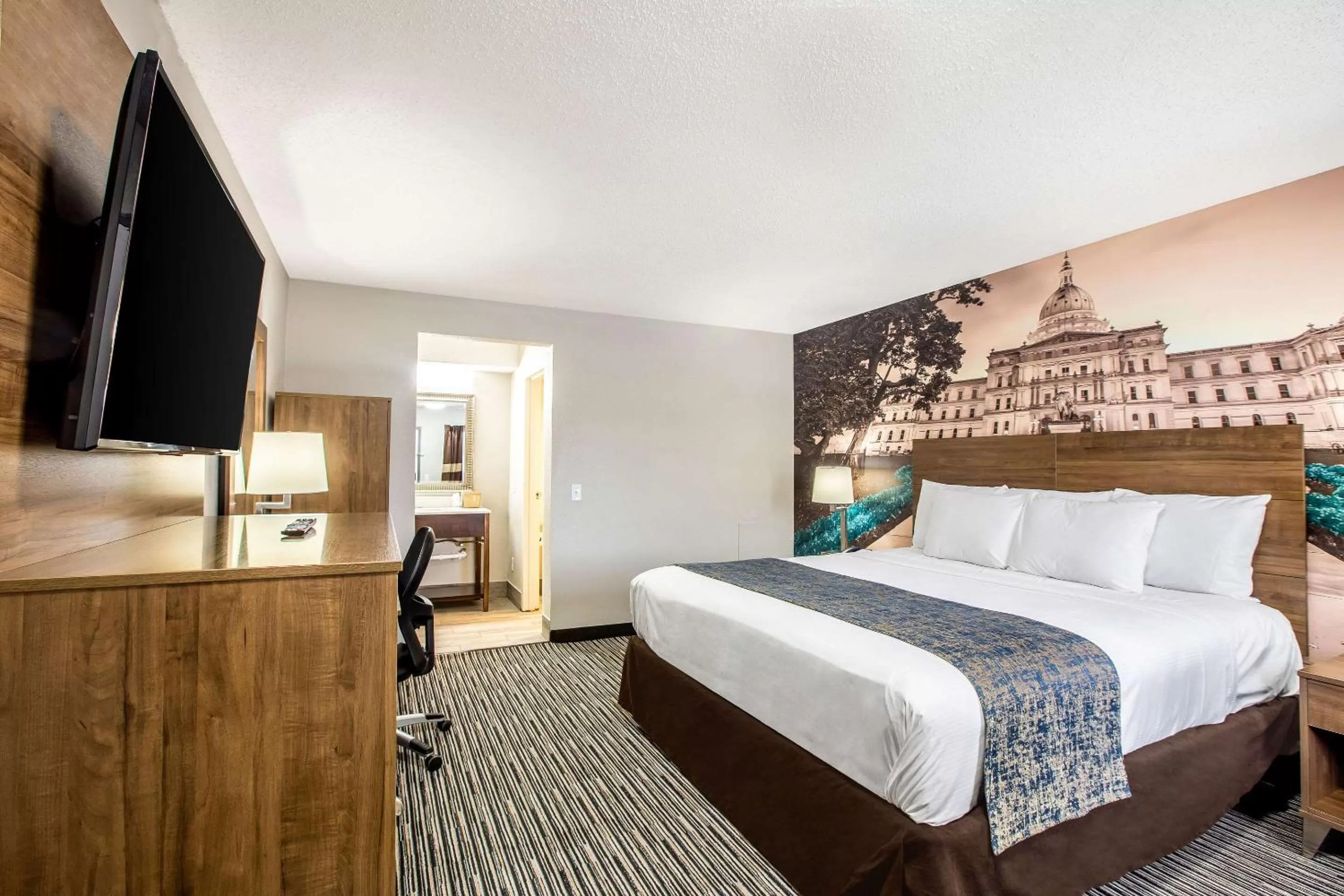 Photo of the whole room, Bed in Clarion Pointe East Lansing University Area