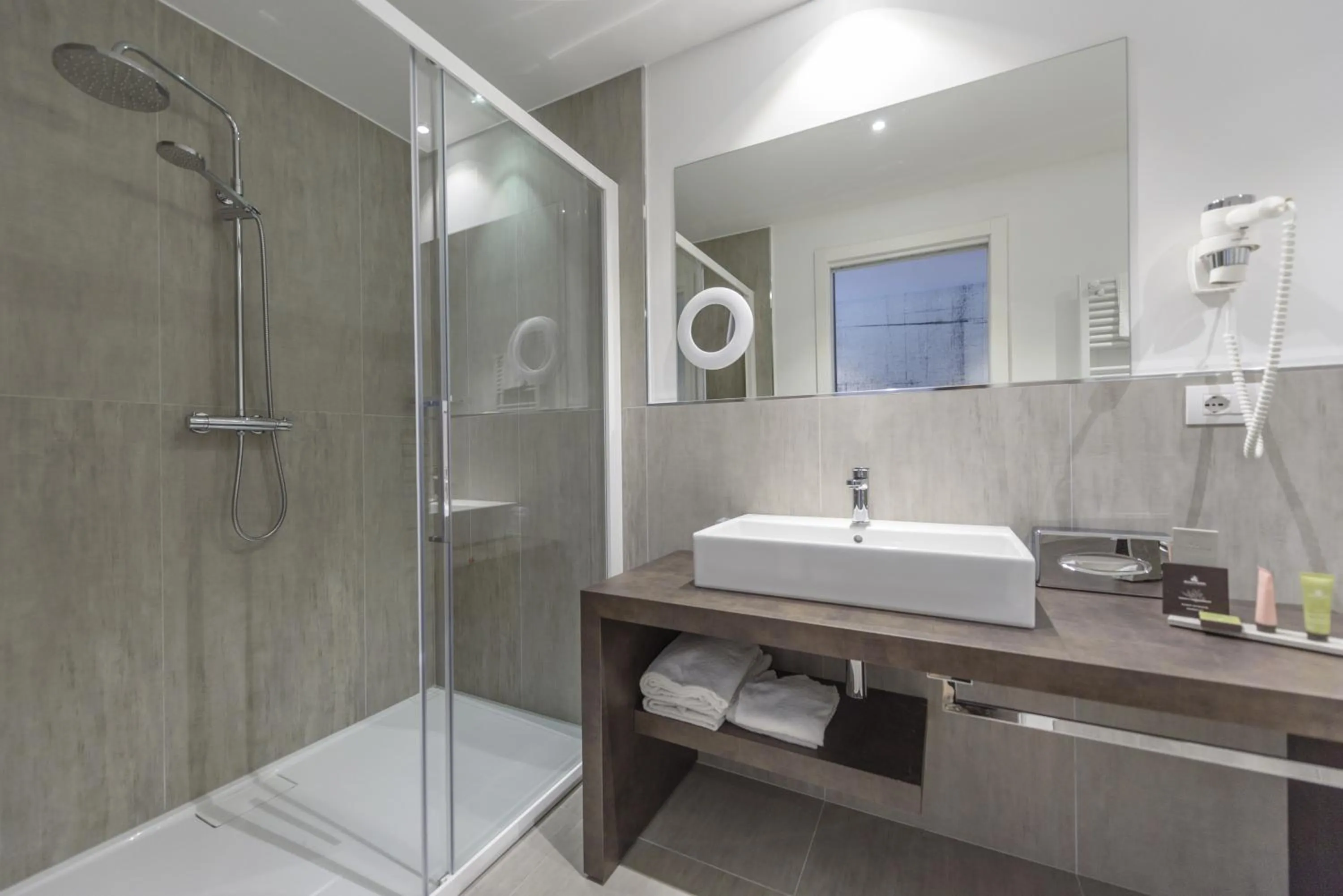 Bathroom in Bella Hotel & Restaurant with private dock for mooring boats