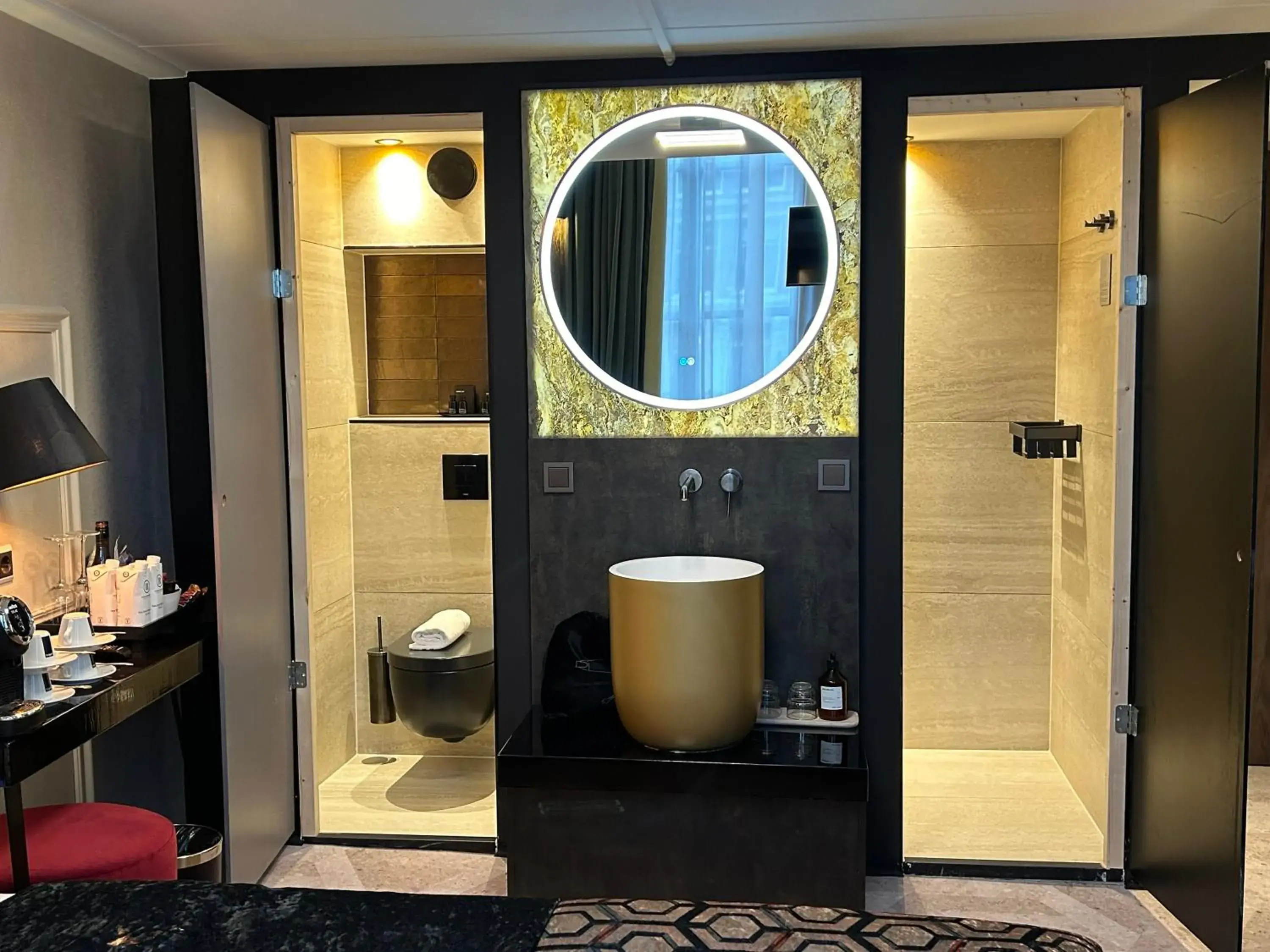 Bathroom in Rokin Hotel