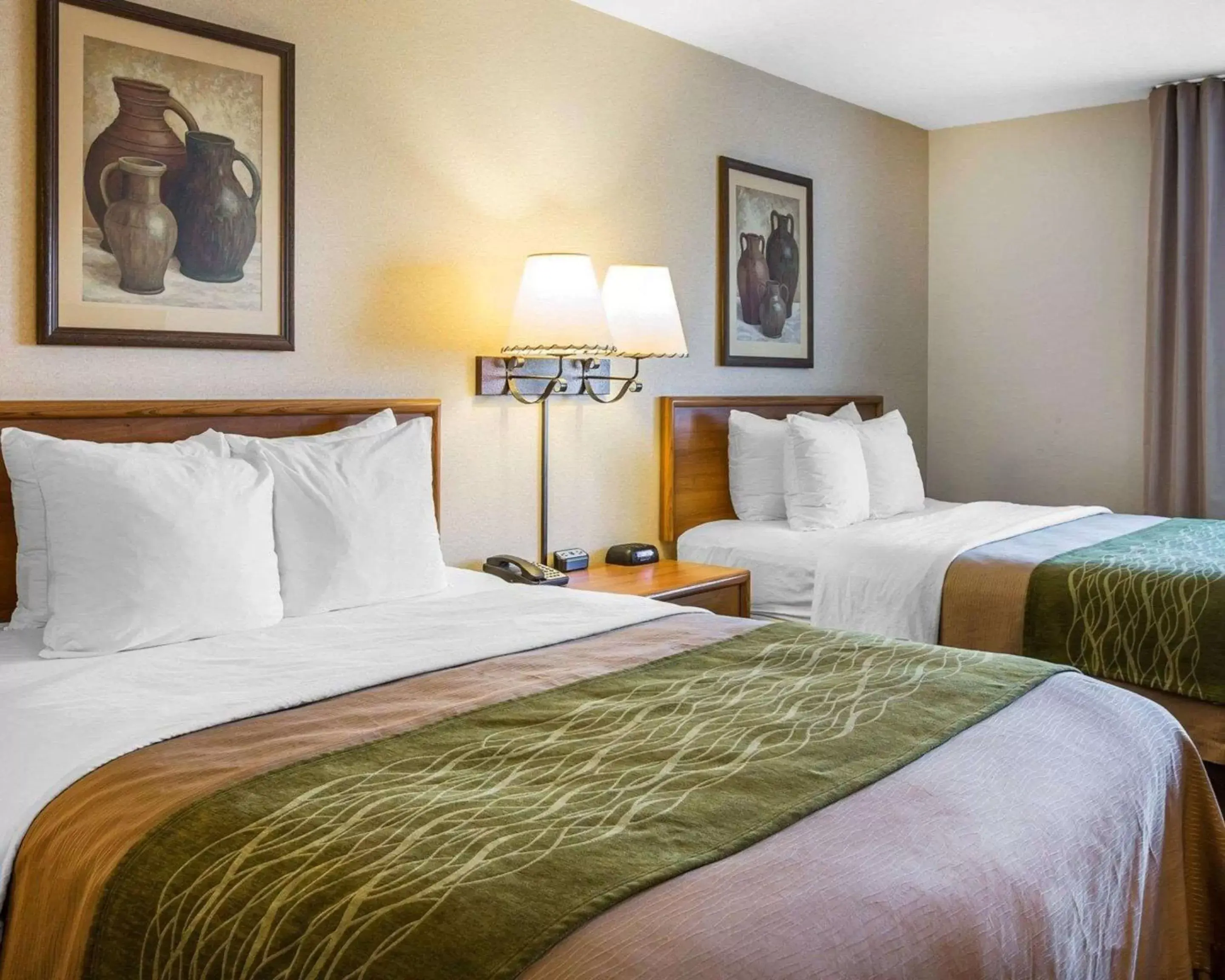 Photo of the whole room, Bed in Quality Inn Lone Pine near Mount Whitney