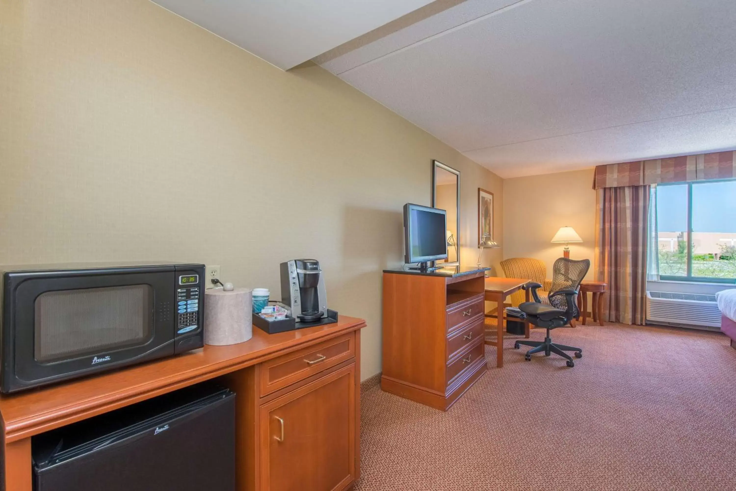 Bedroom, TV/Entertainment Center in Hilton Garden Inn Poughkeepsie/Fishkill