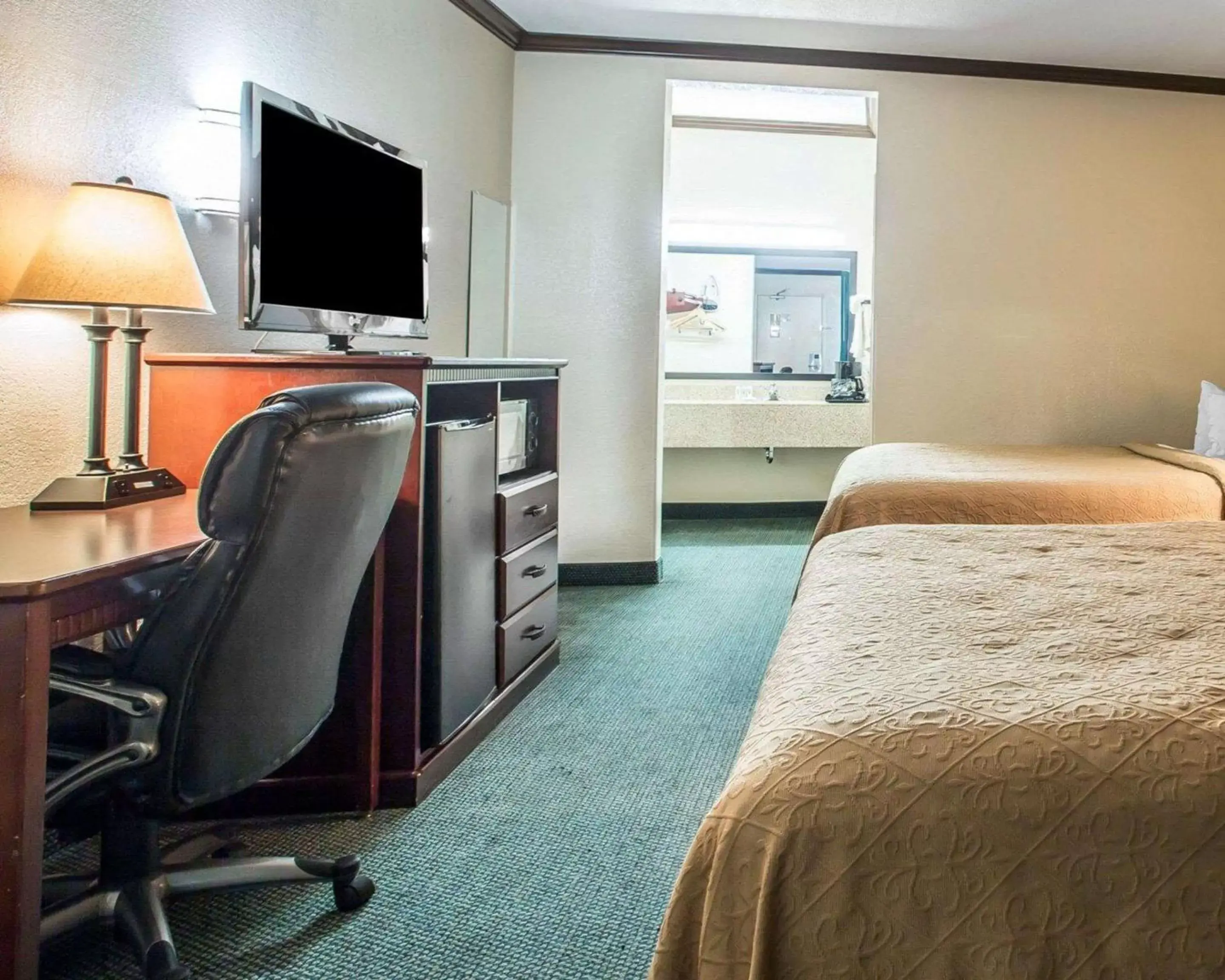 Photo of the whole room, TV/Entertainment Center in Quality Inn San Diego I-5 Naval Base