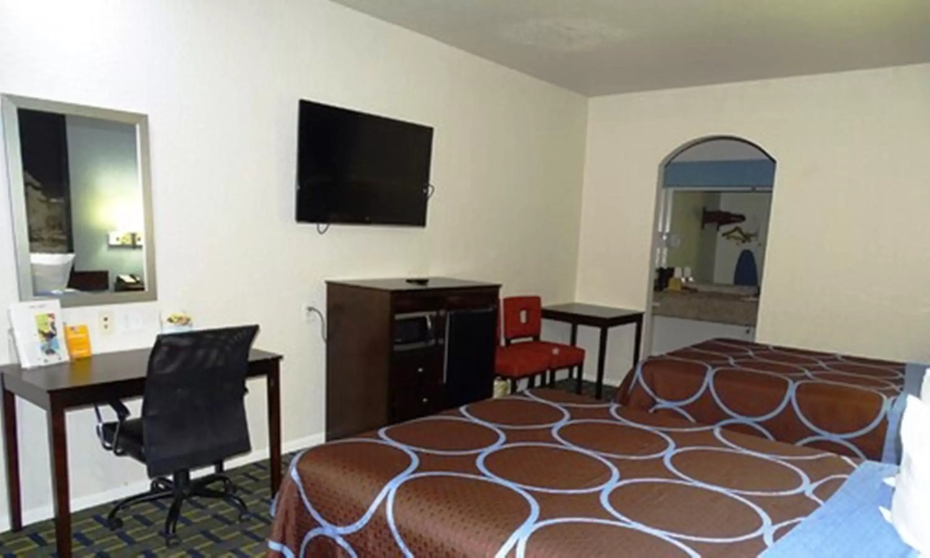 Bedroom, TV/Entertainment Center in Super 8 by Wyndham Houston/Brookhollow NW