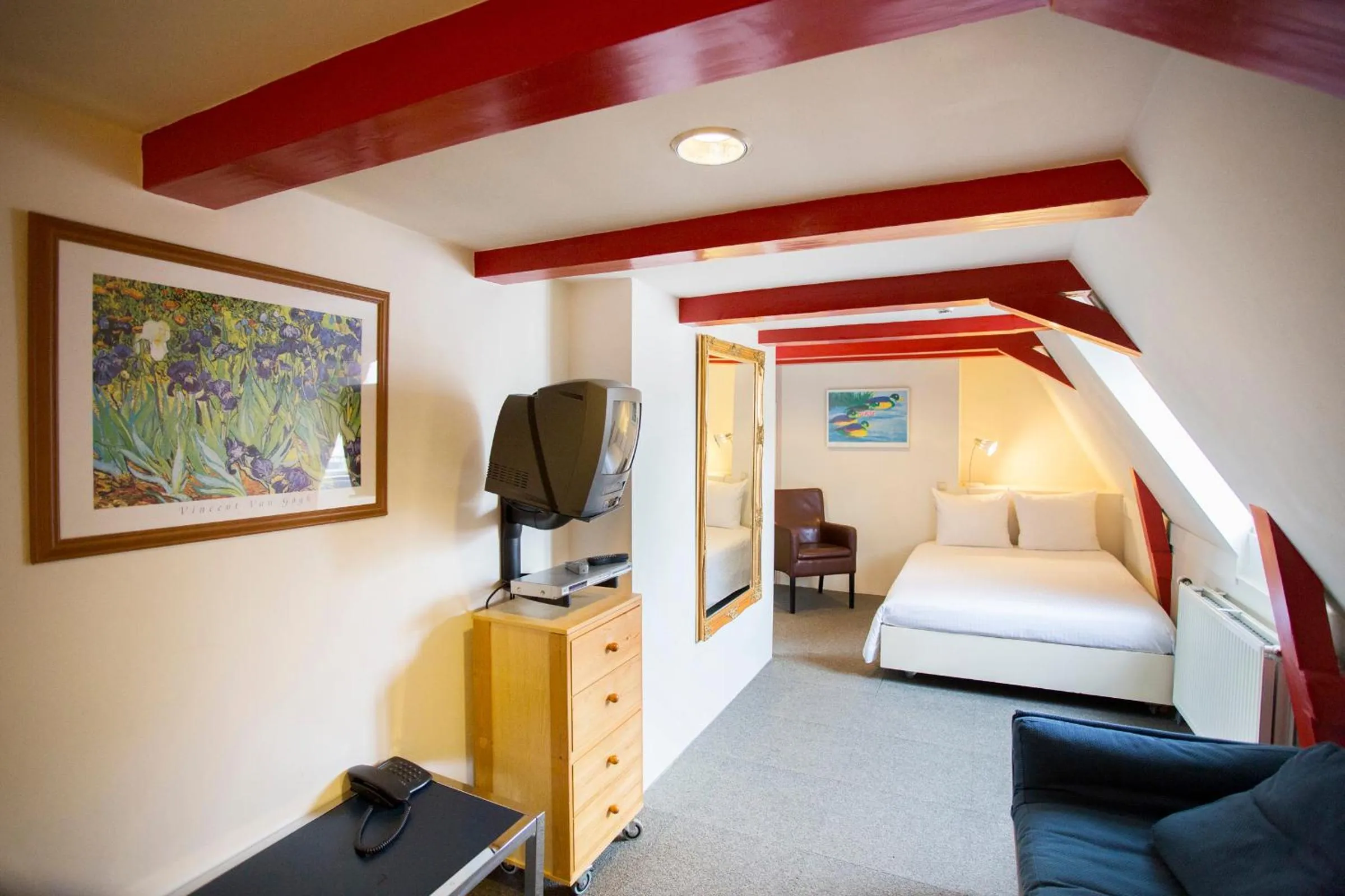 Photo of the whole room, Bed in Quentin Golden Bear Hotel