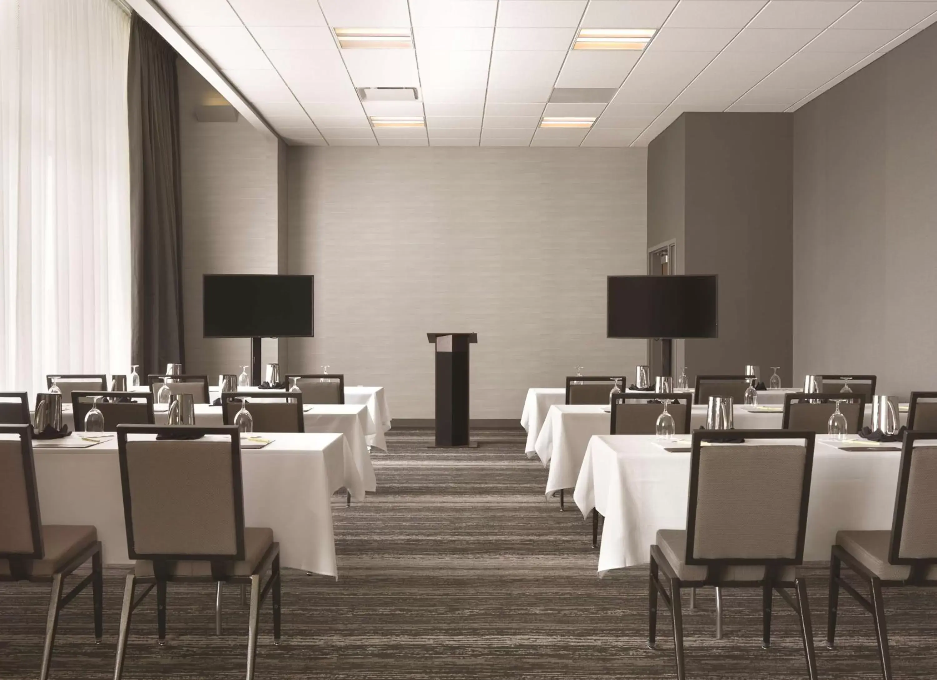 Meeting/conference room, Restaurant/Places to Eat in DoubleTree by Hilton Hotel Cedar Rapids Convention Complex