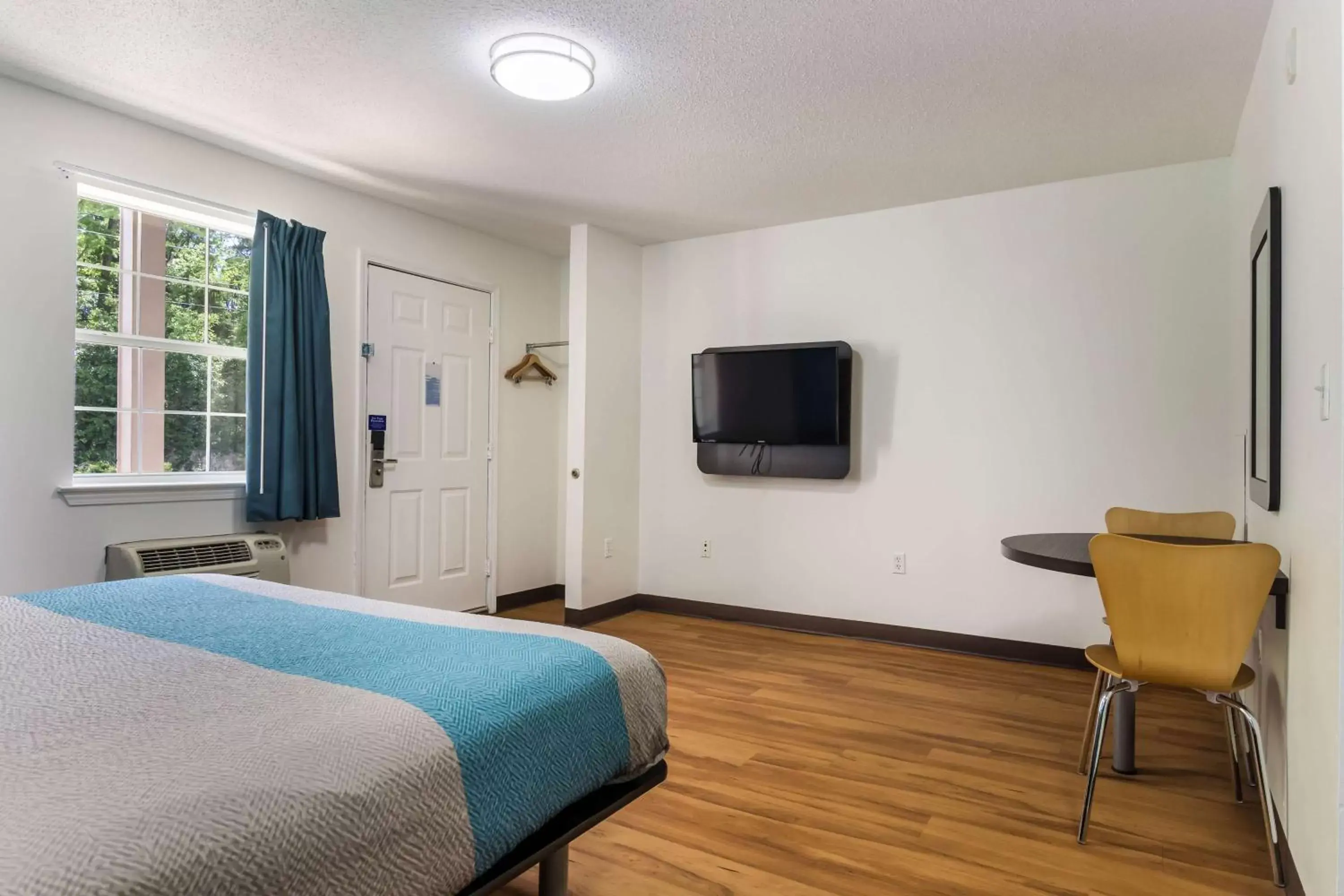 Bedroom, TV/Entertainment Center in Motel 6-Gulf Shores, AL