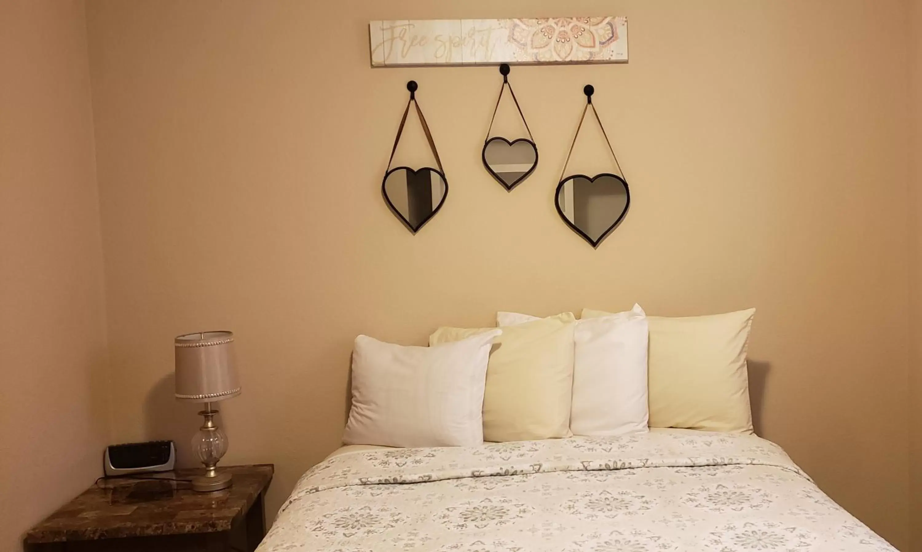 Bedroom, Bed in Red Rock Motel