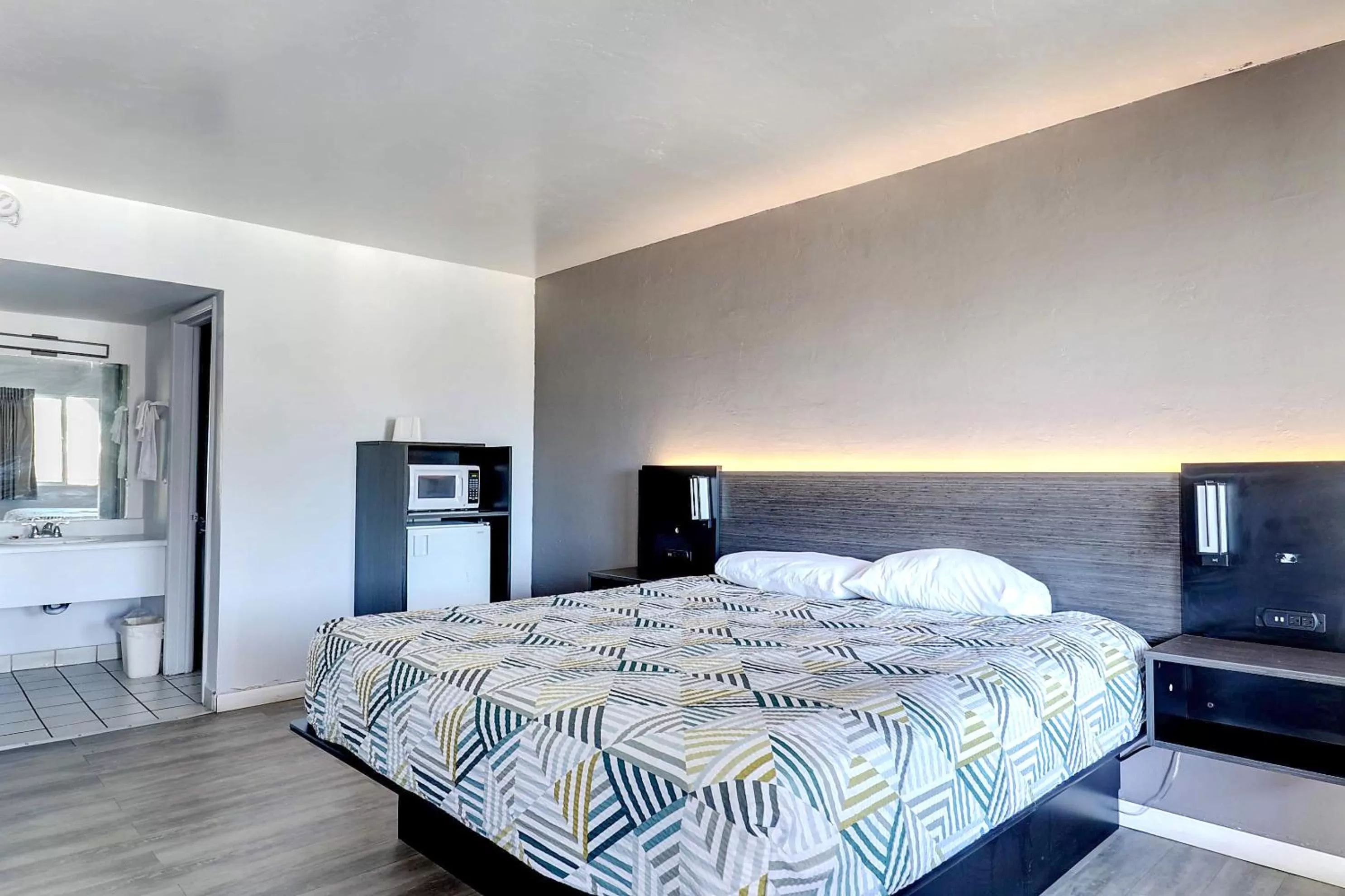 Photo of the whole room, Bed in Motel 6 Tucson, AZ - East Williams Center