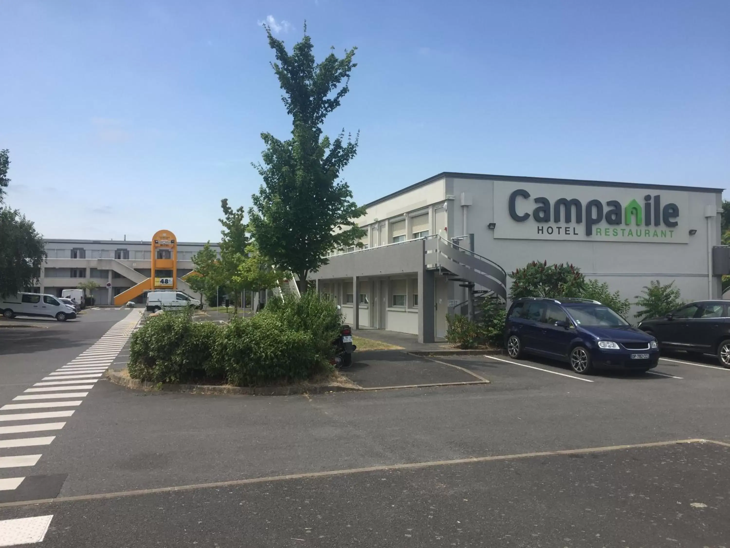 Property building, Facade/Entrance in Campanile Nantes Saint-Sébastien-Sur-Loire