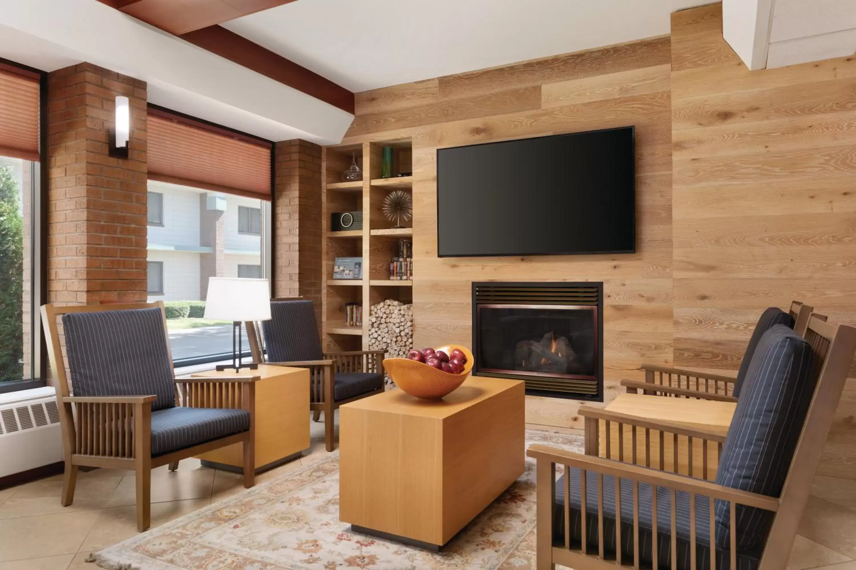 Communal lounge/ TV room, TV/Entertainment Center in Country Inn & Suites by Radisson, Traverse City, MI