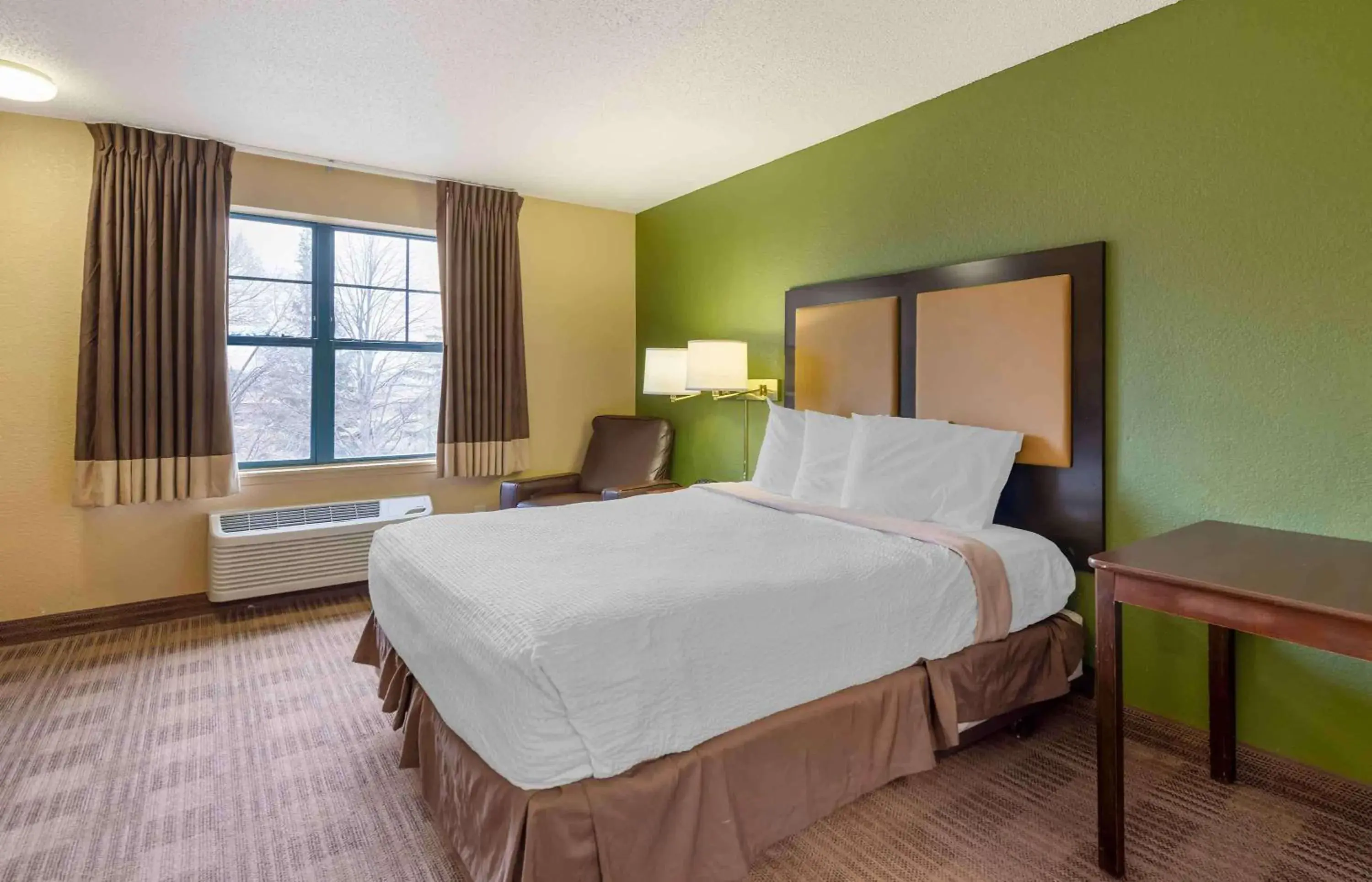 Bedroom, Bed in Extended Stay America Suites - Minneapolis - Airport - Eagan - South