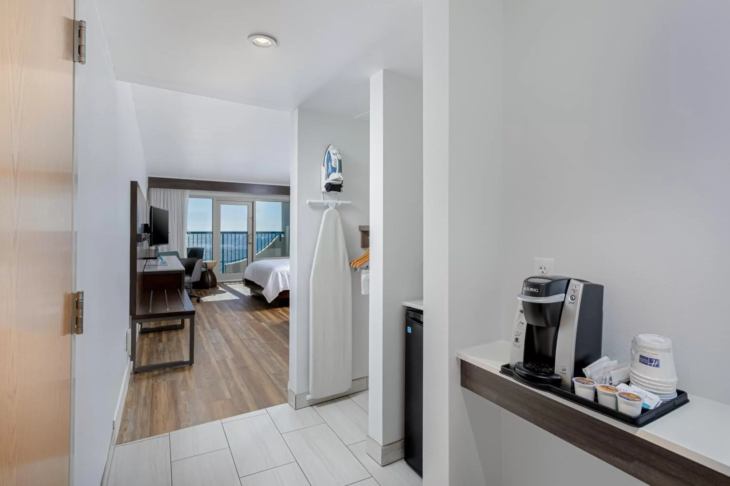 Photo of the whole room, Kitchen/Kitchenette in Holiday Inn Express Pensacola Beach, an IHG Hotel