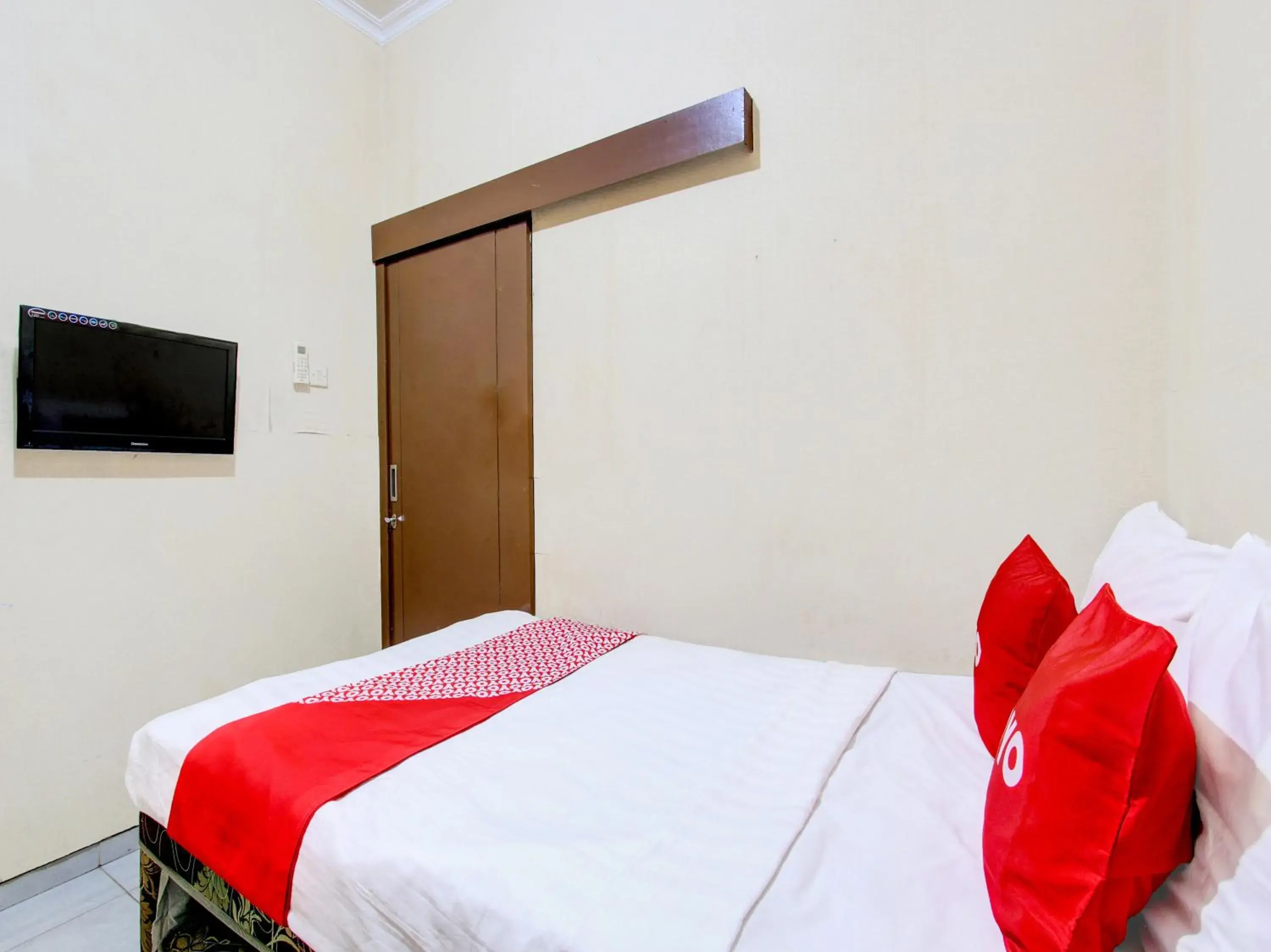 Bedroom, Bed in OYO 92511 Dias Guesthouse Syariah