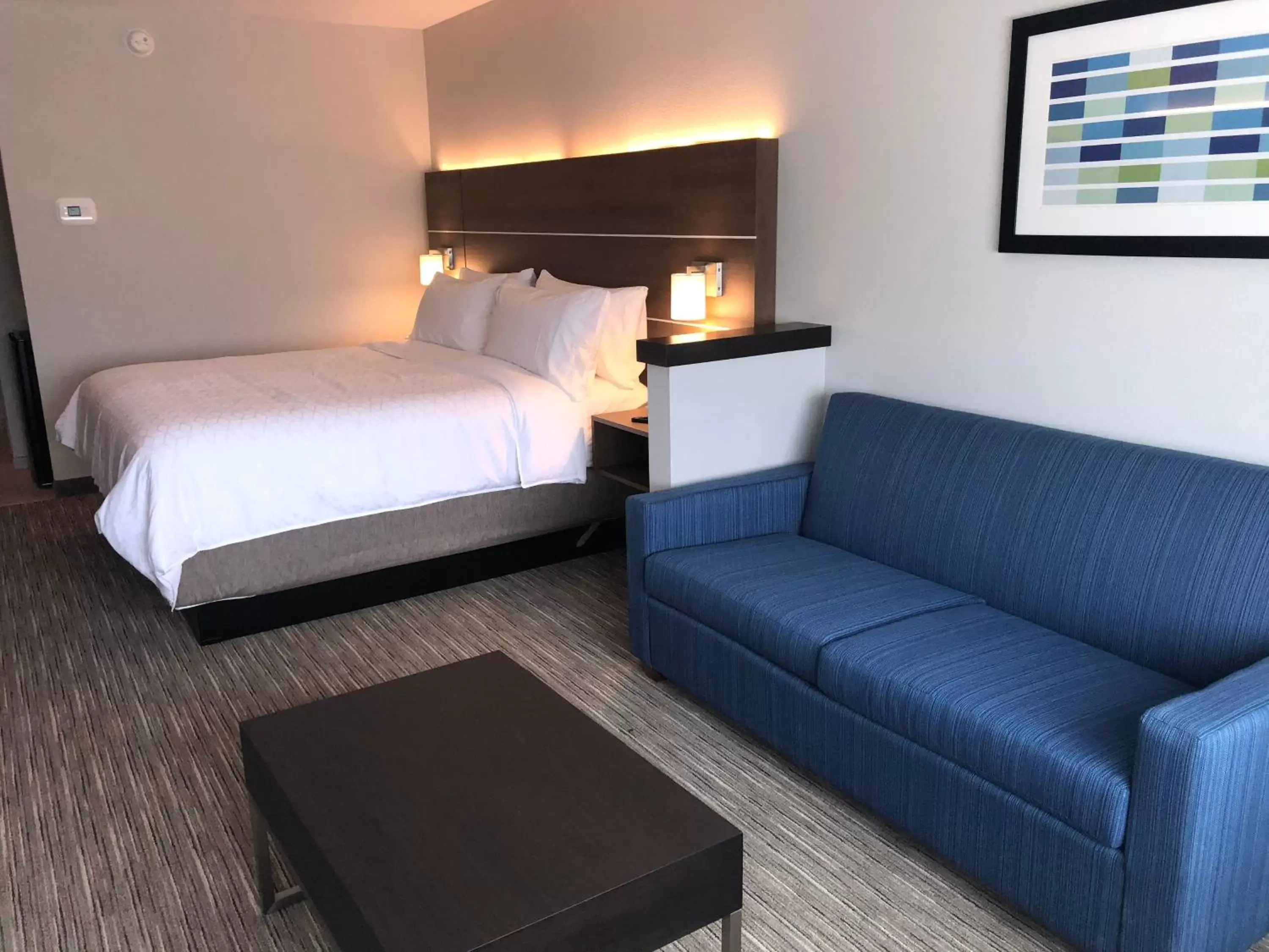 Bed in Holiday Inn Express & Suites - Roanoke – Civic Center