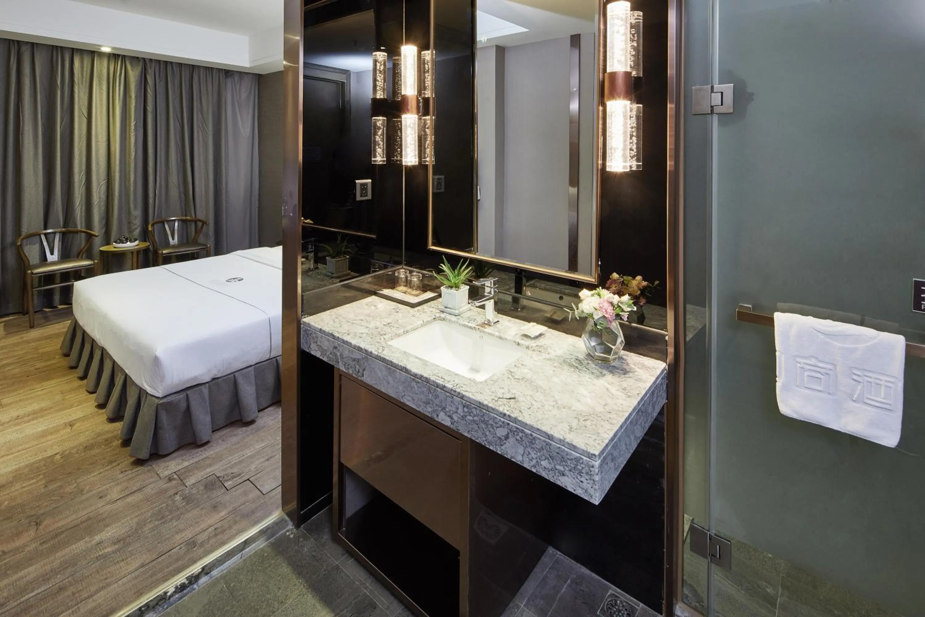 Bathroom, Bed in INSAIL Hotel (Shenzhen Dongmen Branch)