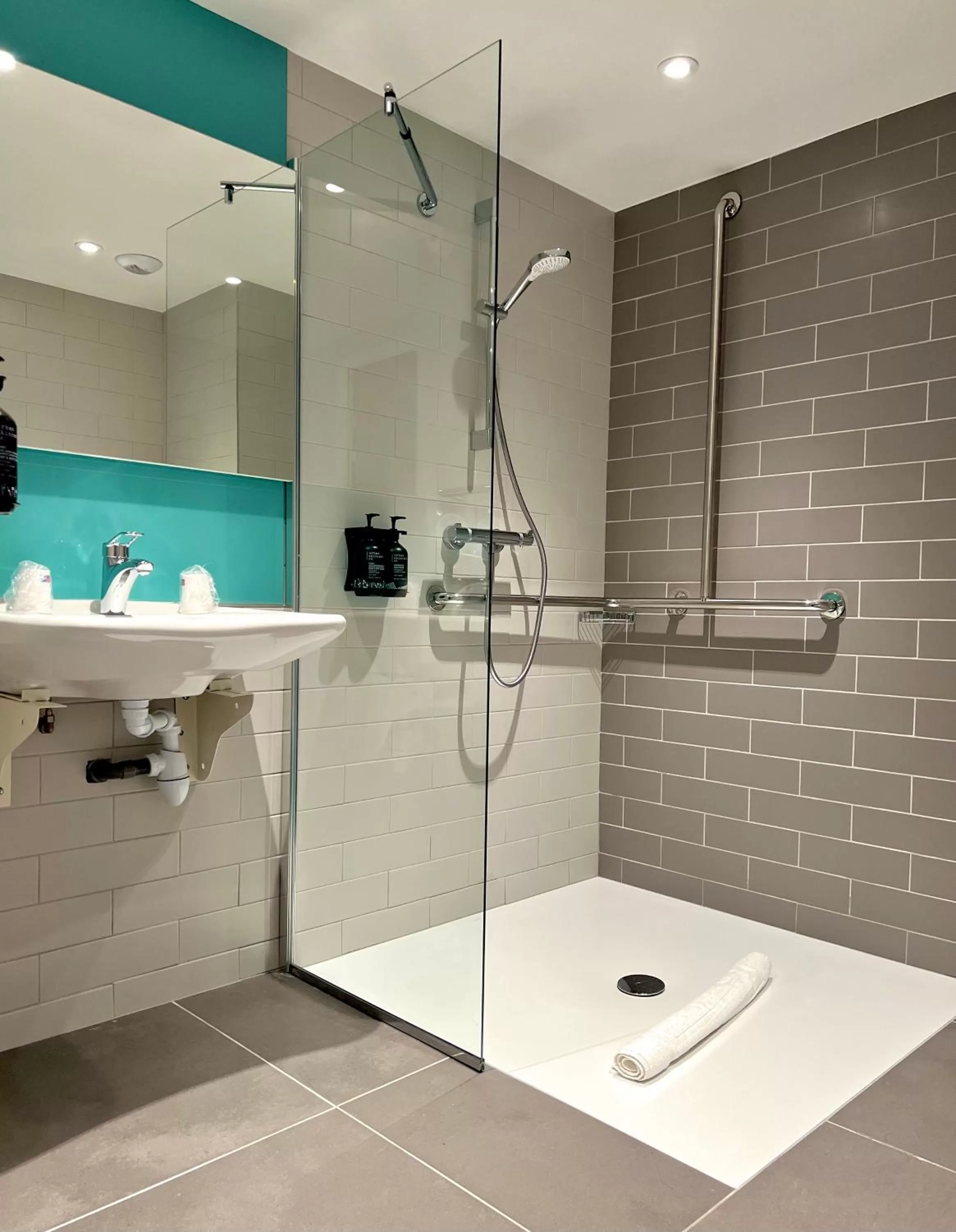 Bathroom in Holiday Inn Express - Marne-la-Vallée Val d'Europe by IHG