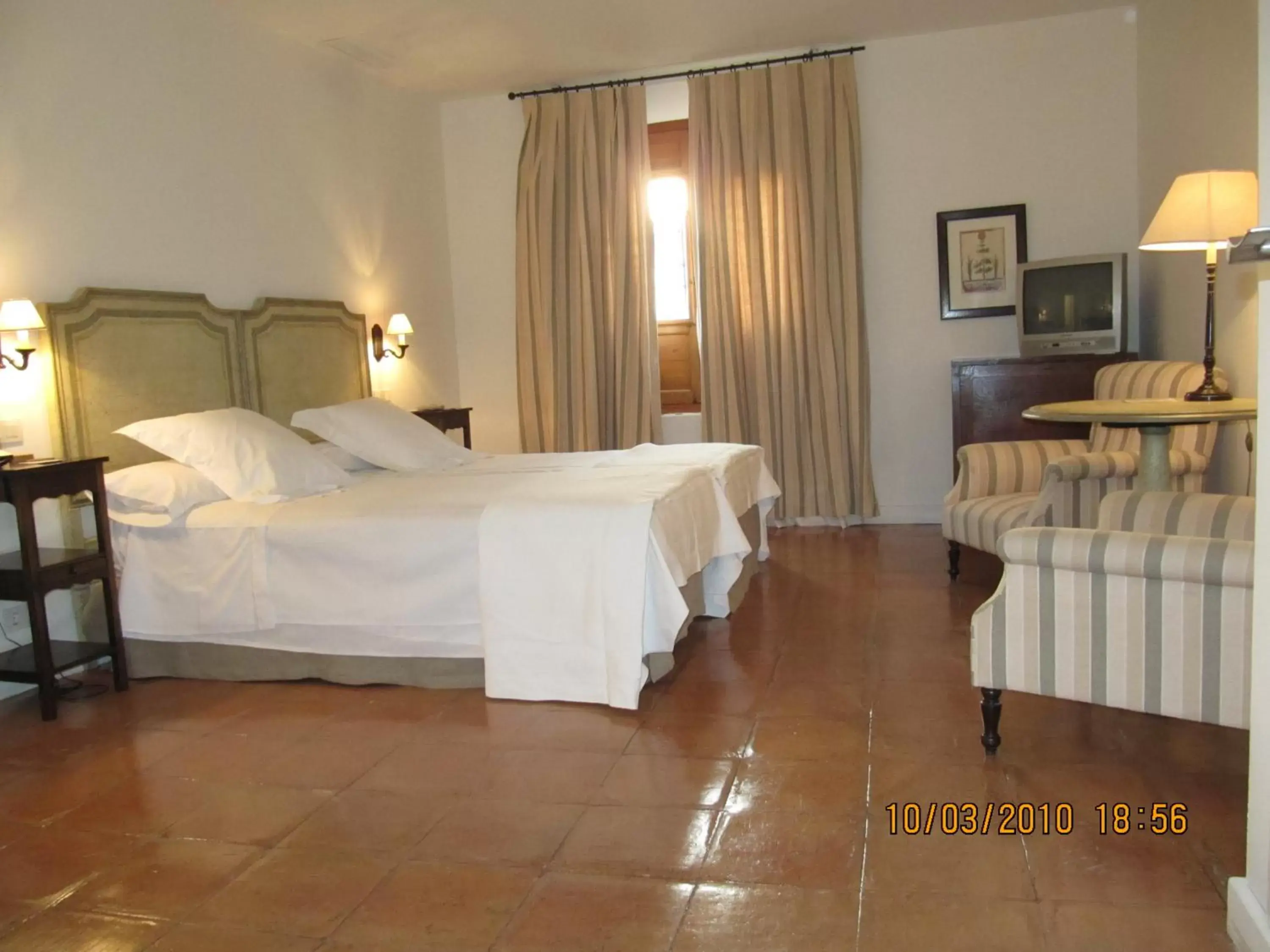 Photo of the whole room, Bed in Hotel Puerta de la Luna